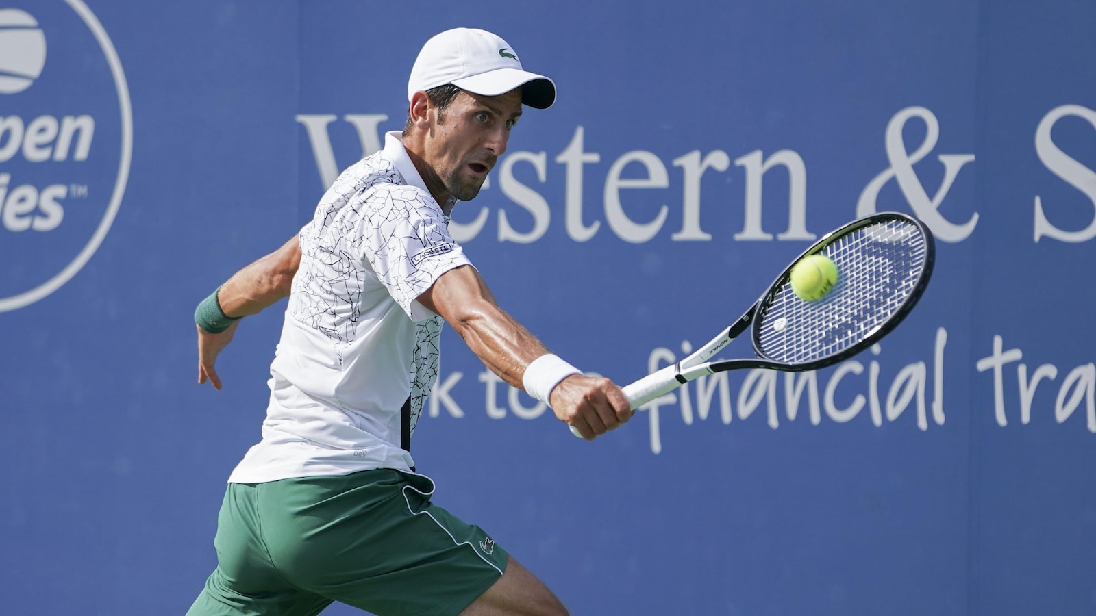 Novak Djokovic renvoie la balle à Roger Federer en finale du Masters de Cincinnati.
