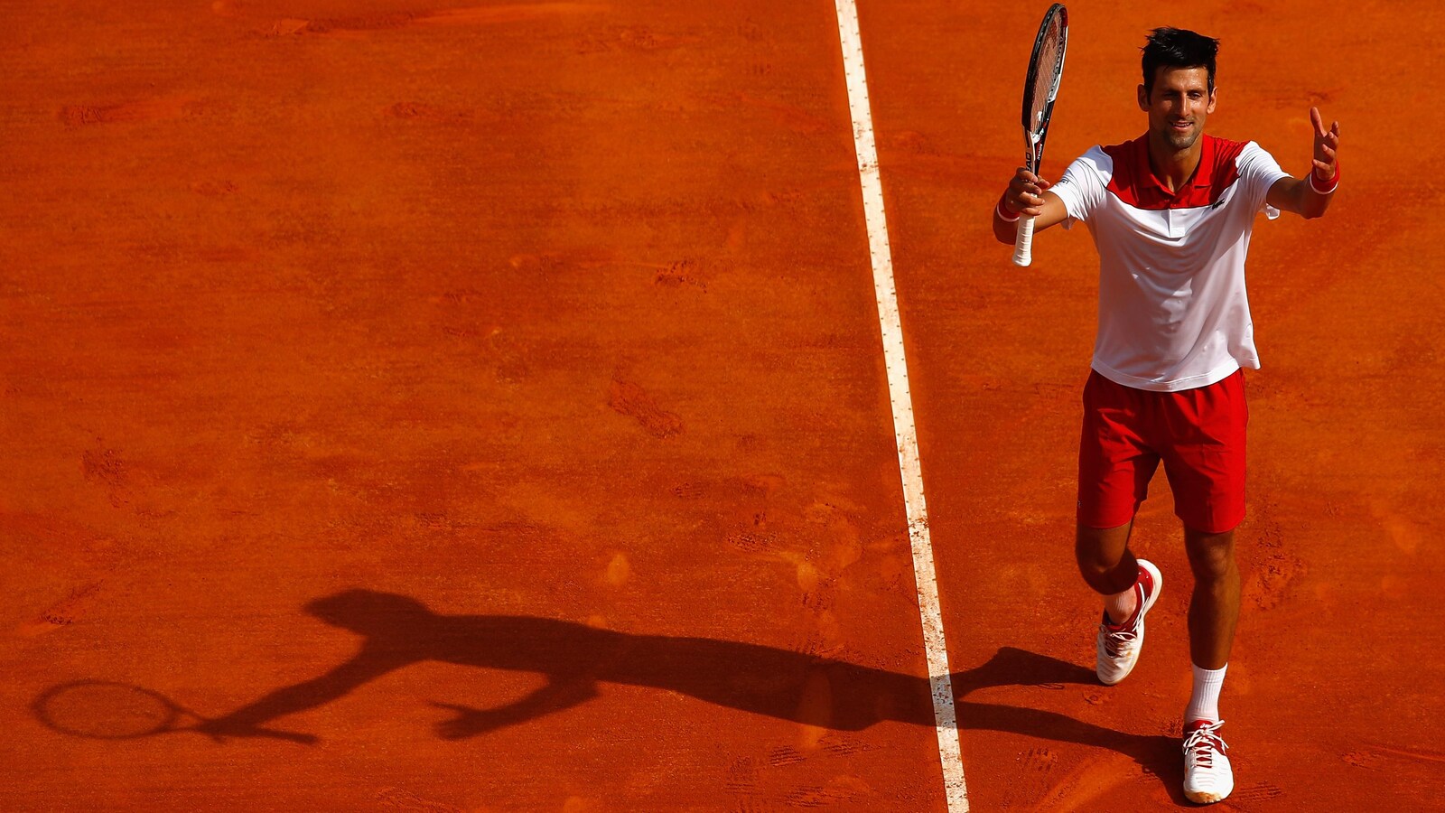 Novak Djokovic salue la foule après une victoire.