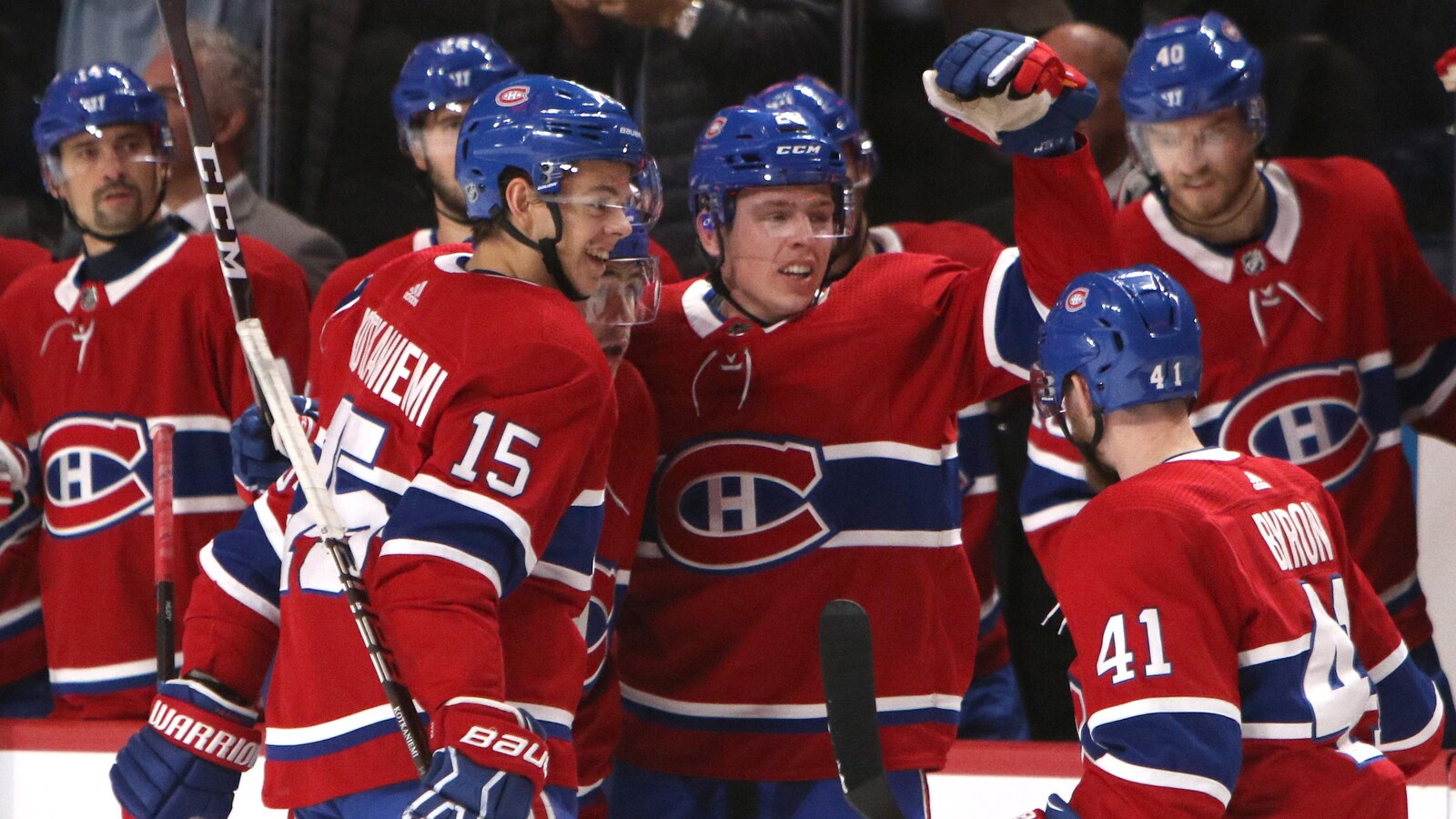 Le défenseur Mike Reilly (au centre) est félicité par ses coéquipiers après son but contre les Blues de Saint Louis.