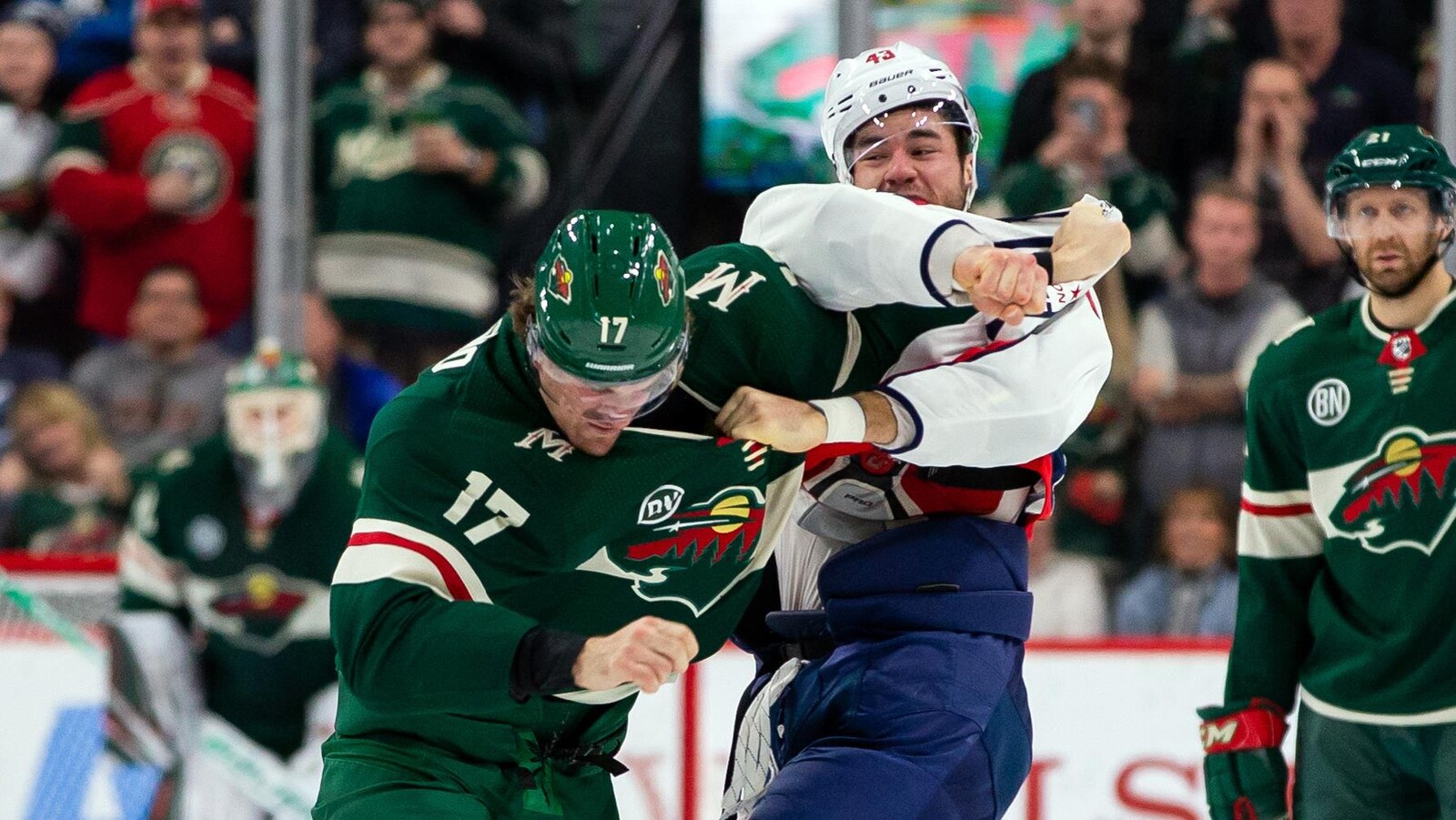 À son retour au jeu, Tom Wilson s'est battu contre Marcus Foligno du Wild en deuxième période.
