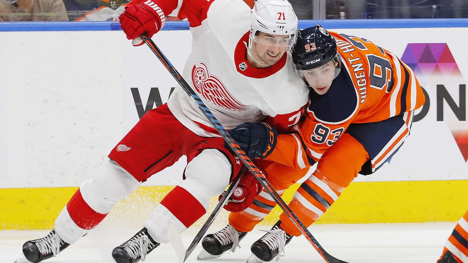 Dylan Larkin des Red Wings de Détroit et Ryan Nugent-Hopkins des Oilers d'Edmonton