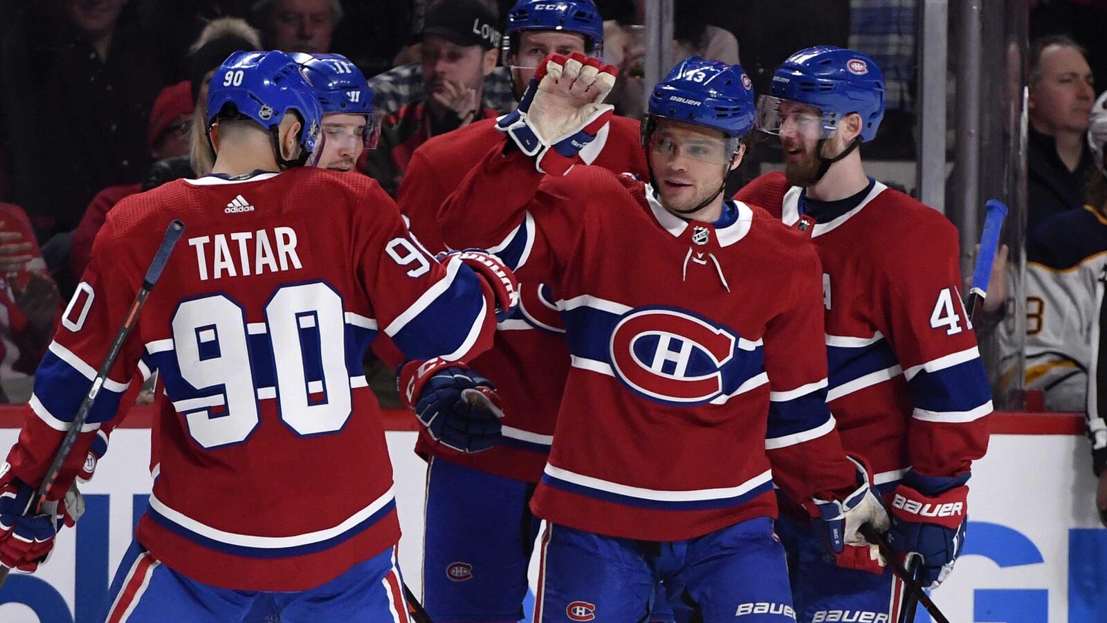 Max Domi célèbre son but en troisième période du match contre les Sabres de Buffalo.