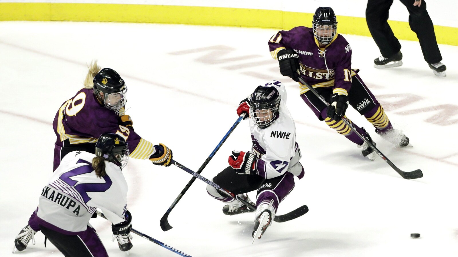 Gigi Marvin tente un tir pendant le match des étoiles de la NWHL, à Nashville.