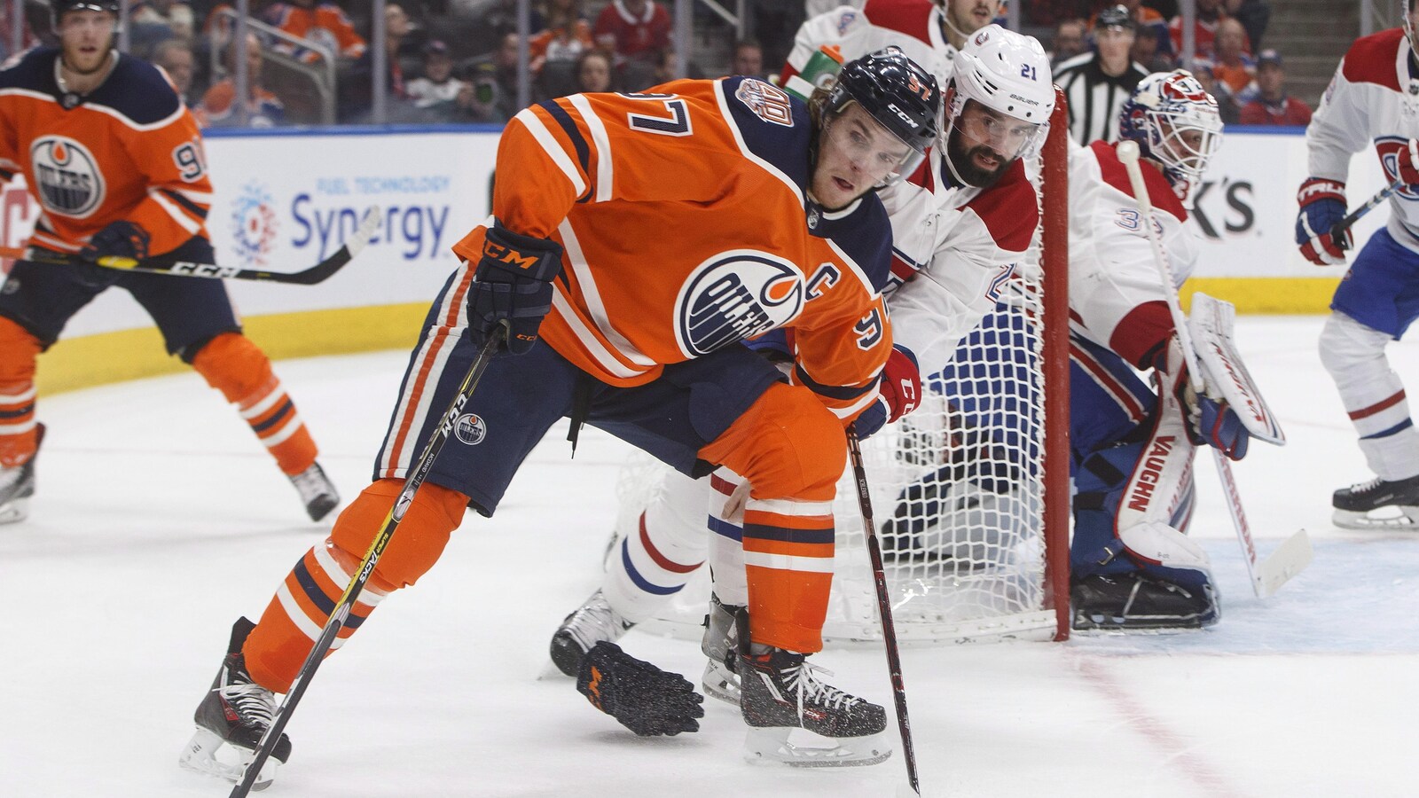 Le défenseur du Canadien David Schlemko tente sans succès de ravir la rondelle à McDavid.