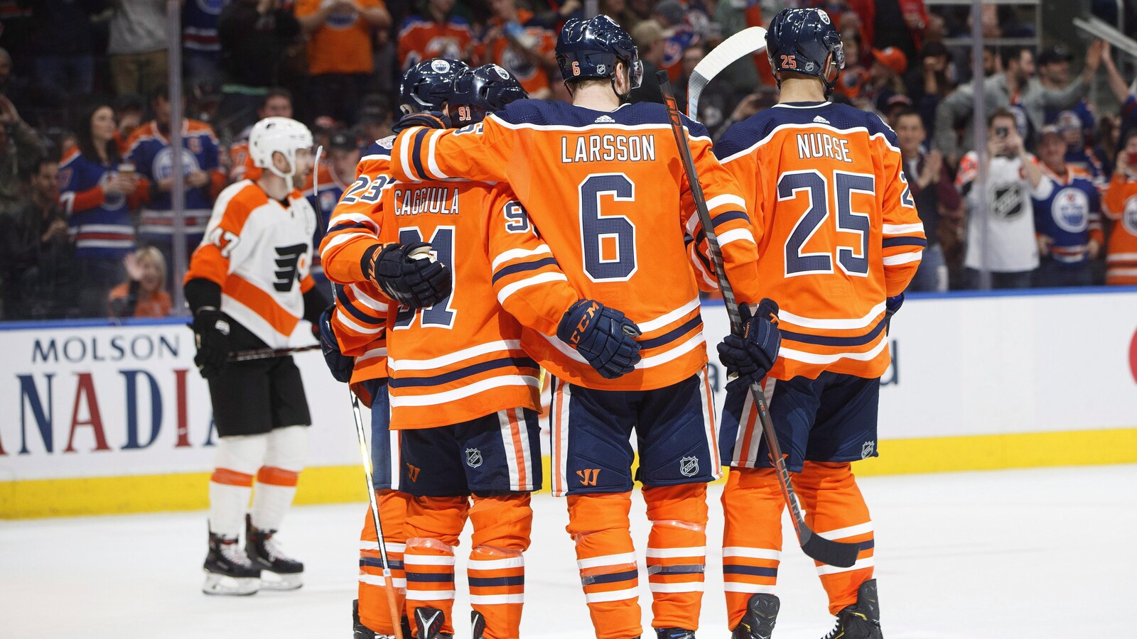 Adam Larsson (6) a marqué le deuxième but des Oilers