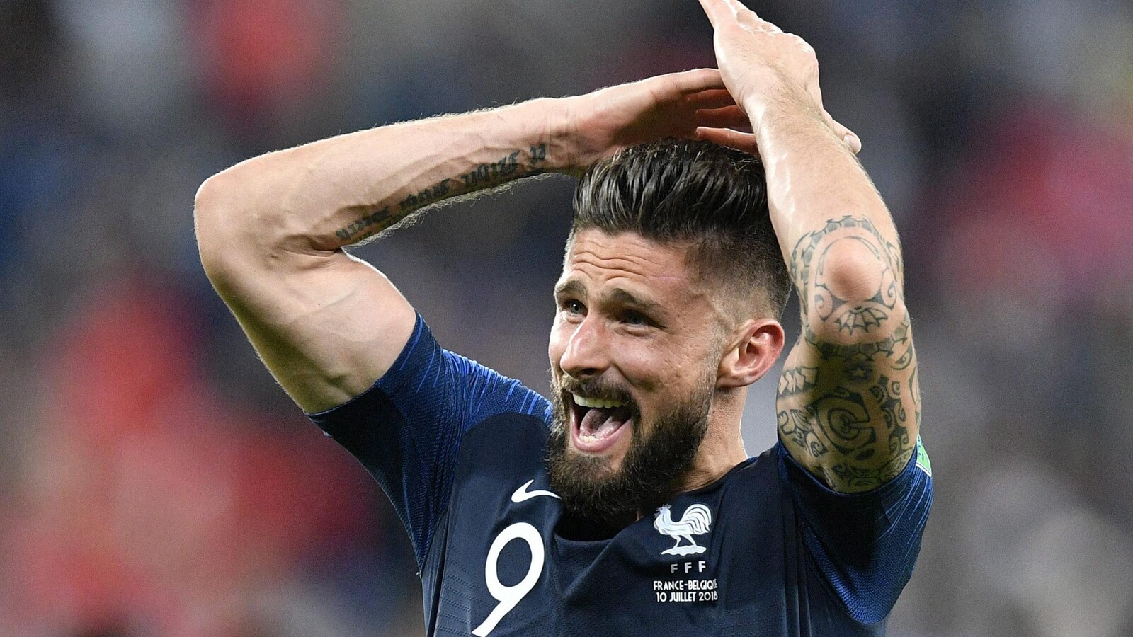 L'attaquant Olivier Giroud, membre de l'équipe de France à la Coupe du monde 2018. On aperçoit très bien ses tatouages sur ses bras.