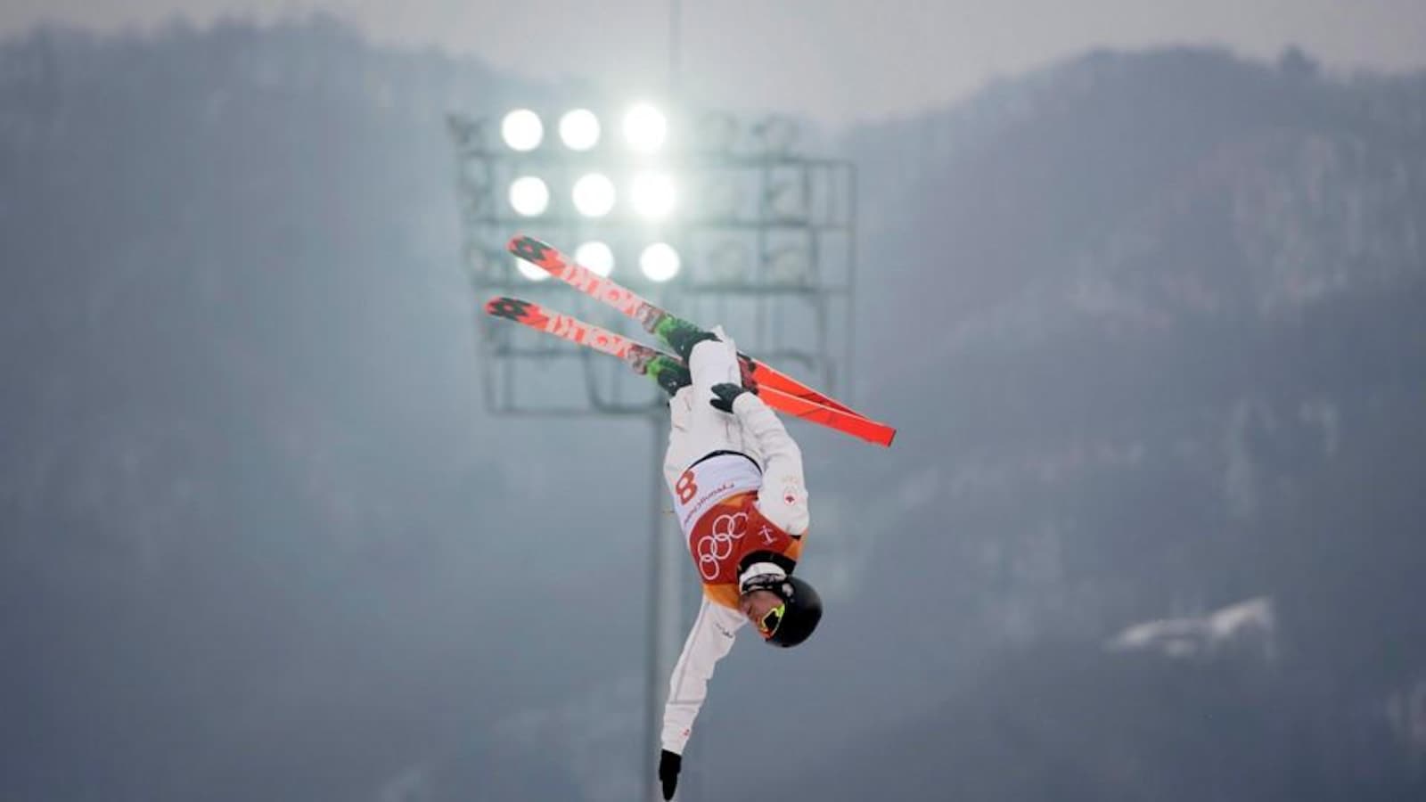 Olivier Rochon fait un saut à ski.