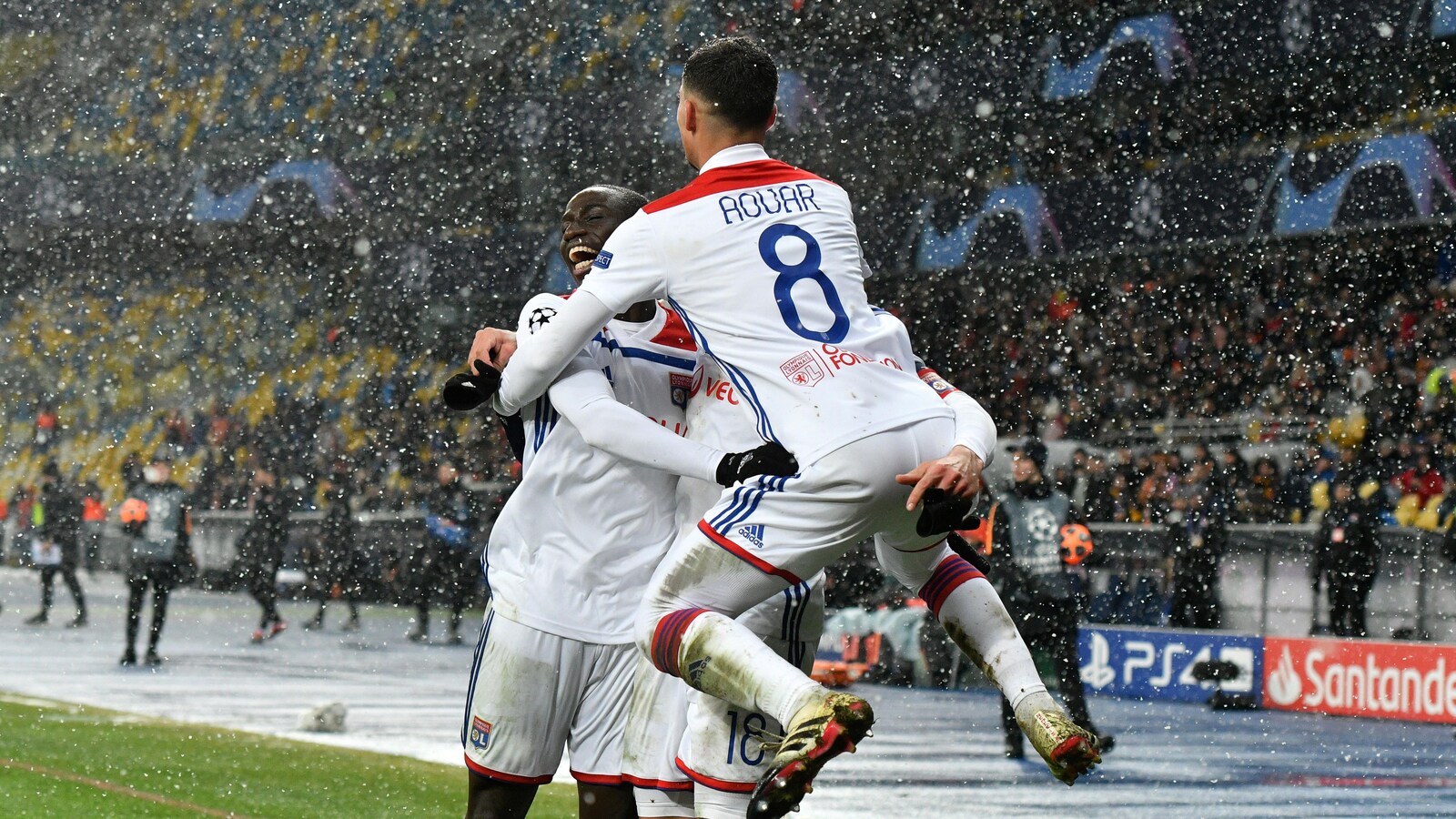 Les joueurs de l'Olympique Lyonnais célèbrent un but contre le club de Shakhtar Donetsk en Ligue des champions.