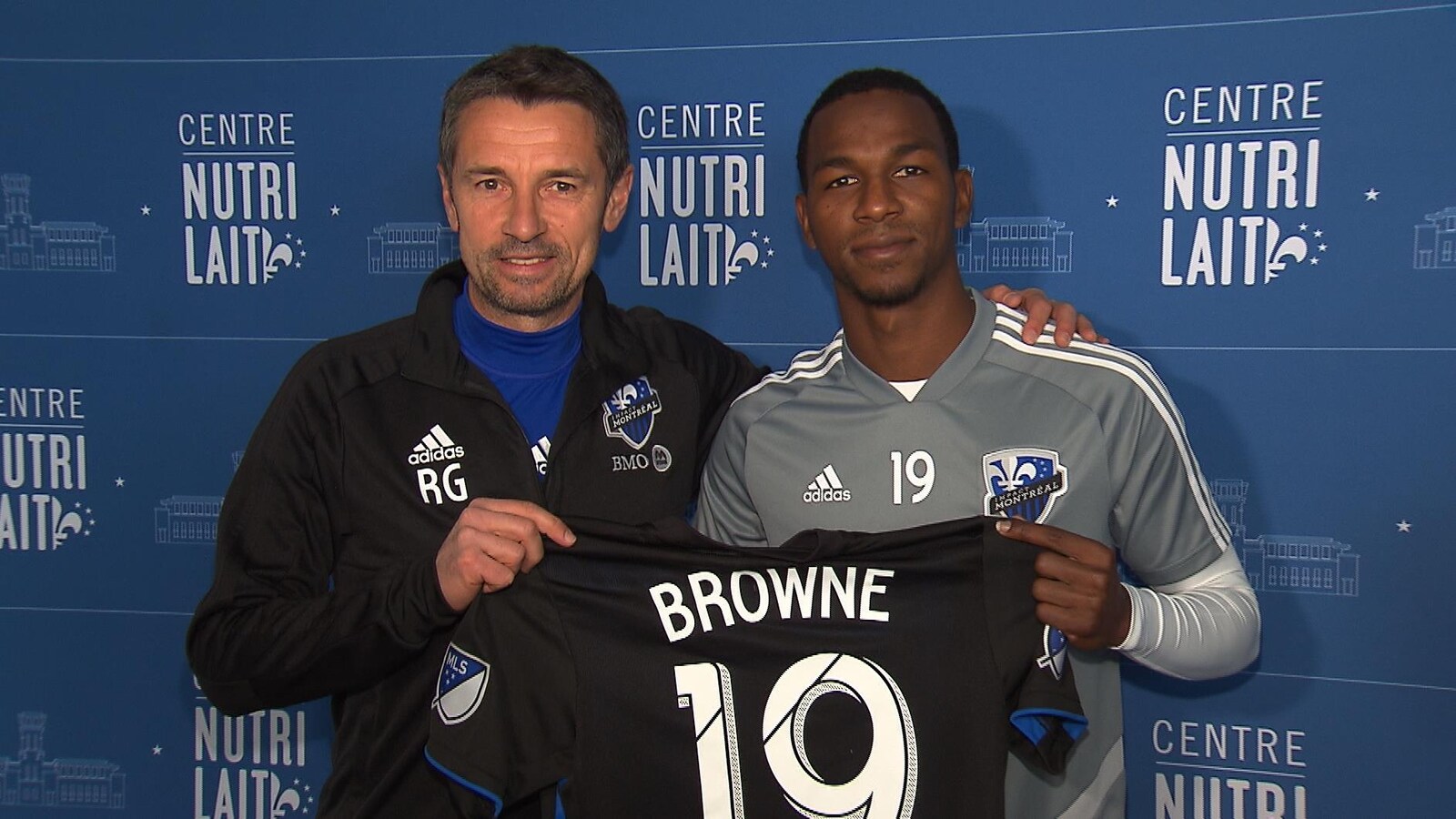Omar Browne tient son chandail aux côtés de son entraîneur Rémi Garde
