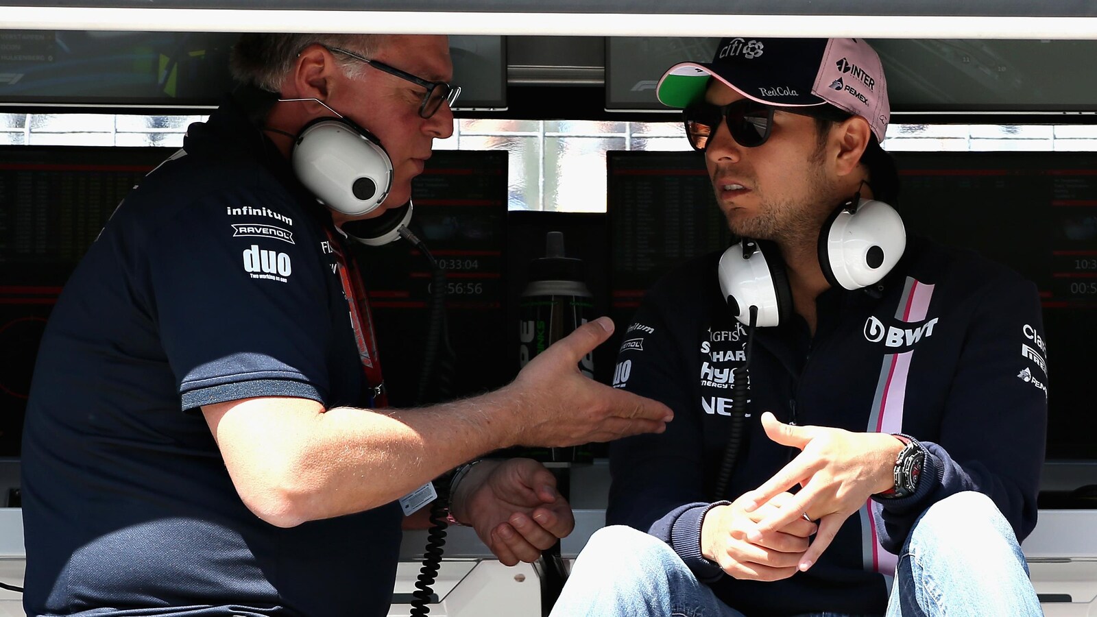 Le directeur général de Force India Otmar Szafnauer (à gauche) discute avec le pilote Sergio Perez.