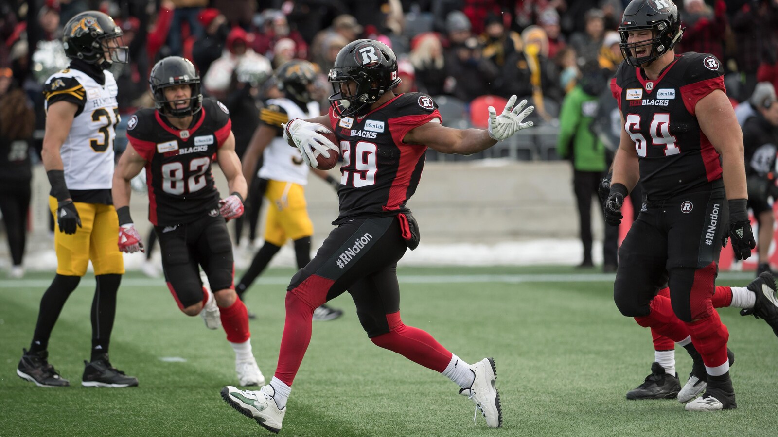 William Powell transporte le ballon dans la zone des buts, dans la victoire du Rouge et Noir d'Ottawa en finale de l'Est de la LCF.