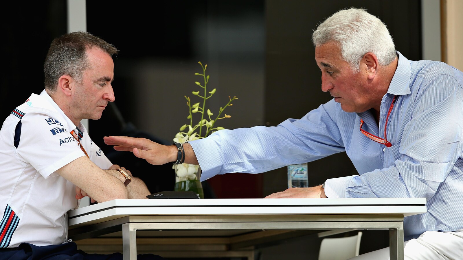 Le directeur technique de l'équipe Williams Paddy Lowe écoute Lawrence Stroll dans le paddock du Grand Prix de Bahreïn.