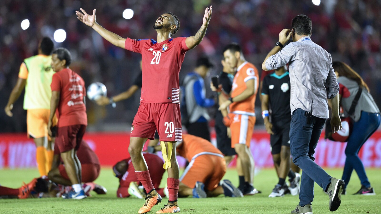 L'attaquant panaméen Anibal Godoy lève les bras dans les airs après le match contre le Costa Rica mardi.