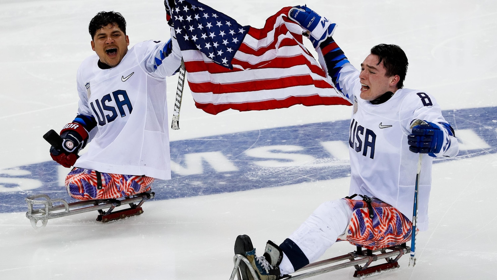 Les Américains Ralph DeQuebec et Jack Wallace célèbrent leur conquête de l'or en parahockey sur glace lors des Jeux paralympiques de Pyeongchang.