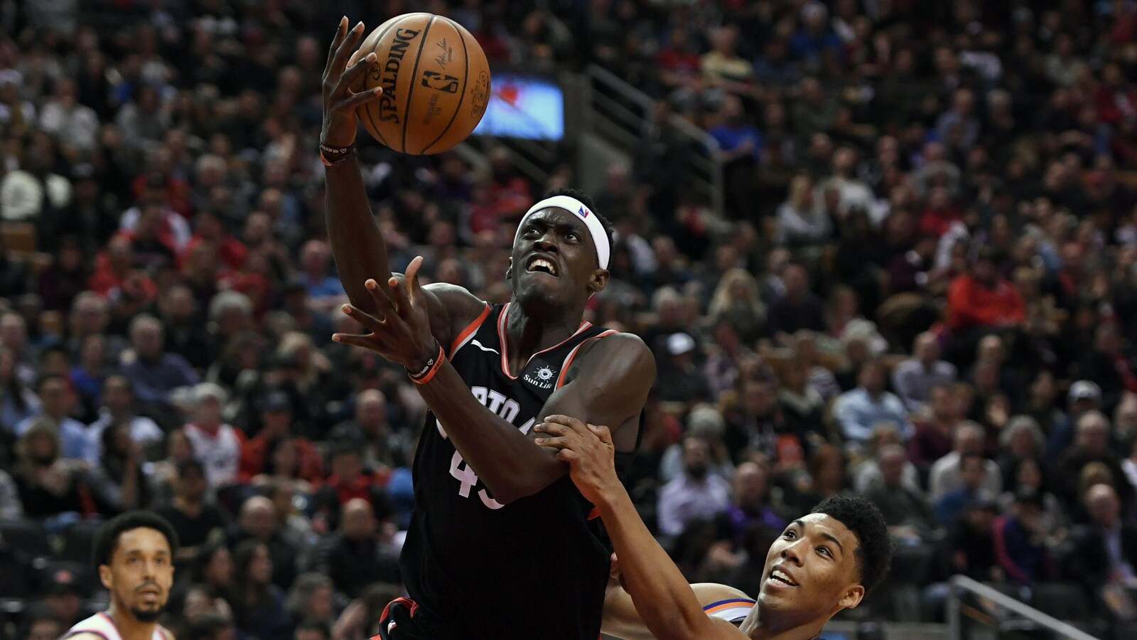 Pascal Siakam attaque le panier des Knicks.