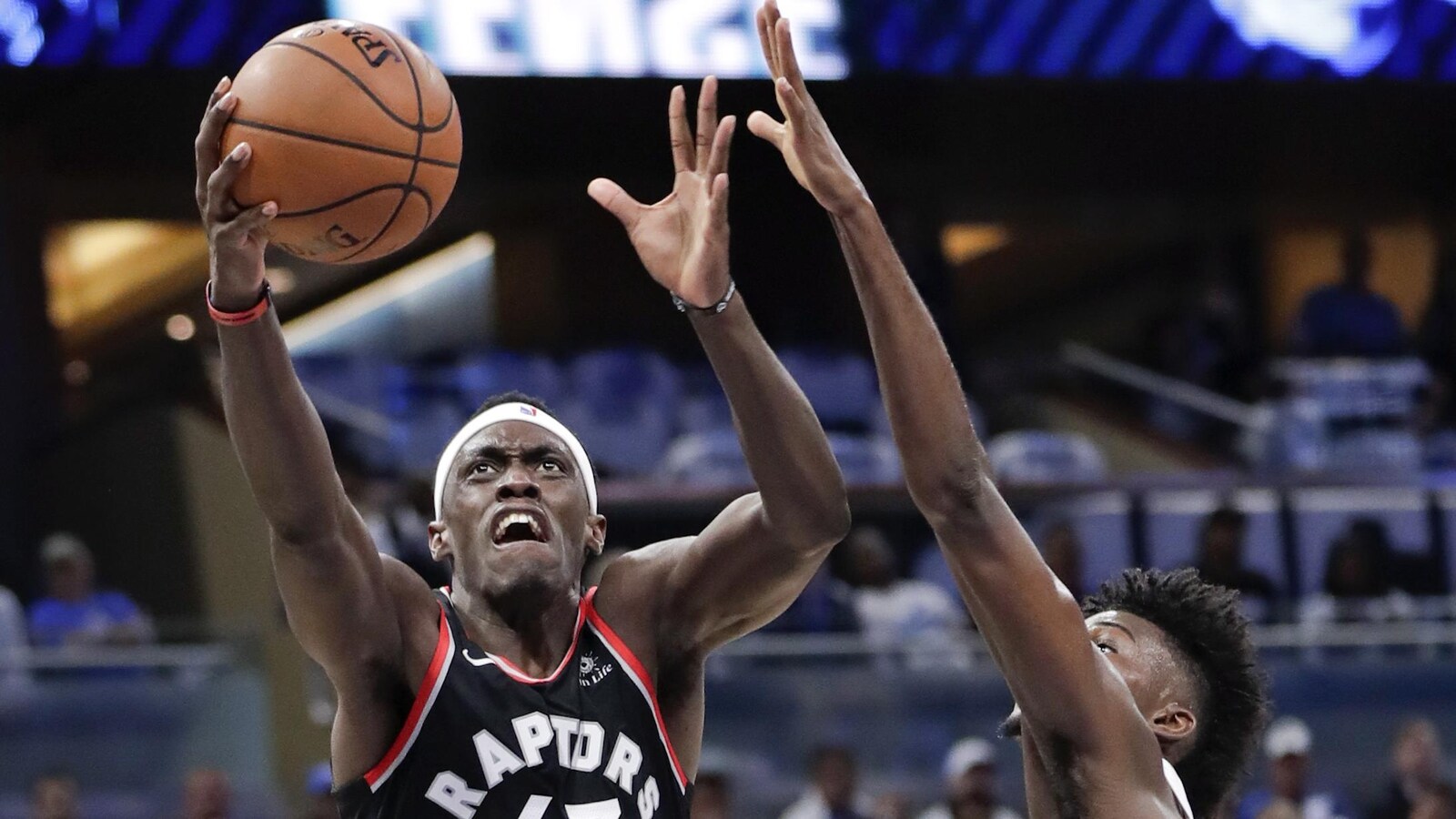 Pascal Siakam (à gauche) tente de se démarquer de son adversaire Nikola Vucevic.