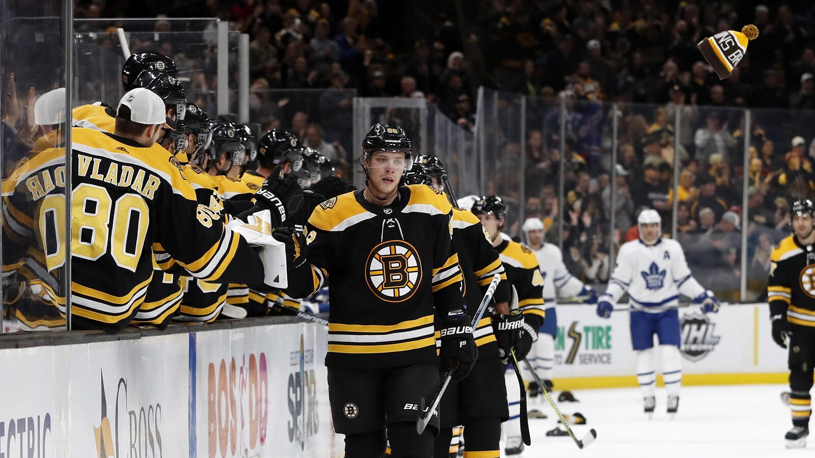 David Pastrnak est félicité par ses coéquipiers des Bruins après avoir marqué son troisième but du match contre les Maple Leafs.