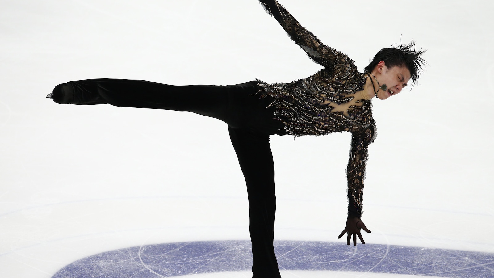 Le Japonais Yuzuru Hanyu en action au programme libre du Grand Prix de patinage artistique de l'ISU à Moscou, en Russie.