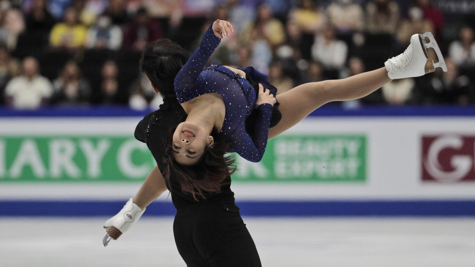 Les Chinois Cong Han (à gauche) et Wenjing Sui en action au programme libre des mondiaux de patinage artistique de 2019