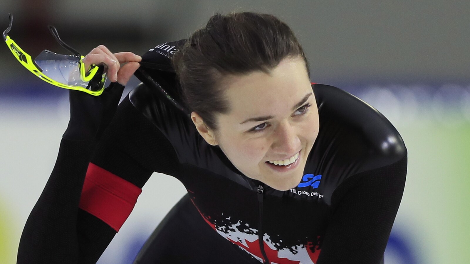 La patineuse canadienne Isabelle Weidemann sourit après avoir conclu sa course au 3000 m de la Coupe du monde de patinage de vitesse sur longue piste à Heerenveen, aux Pays-Bas.