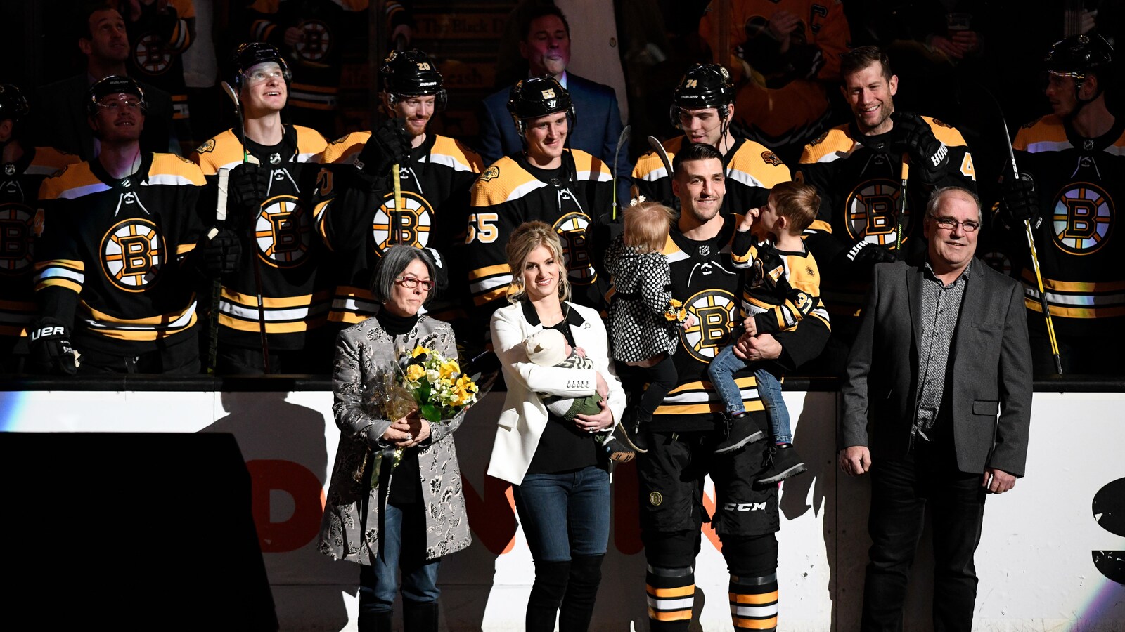 Accompagné de sa famille, Patrice Bergeron est honoré par les Bruins de Boston juste avant le 1000e match de sa carrière.