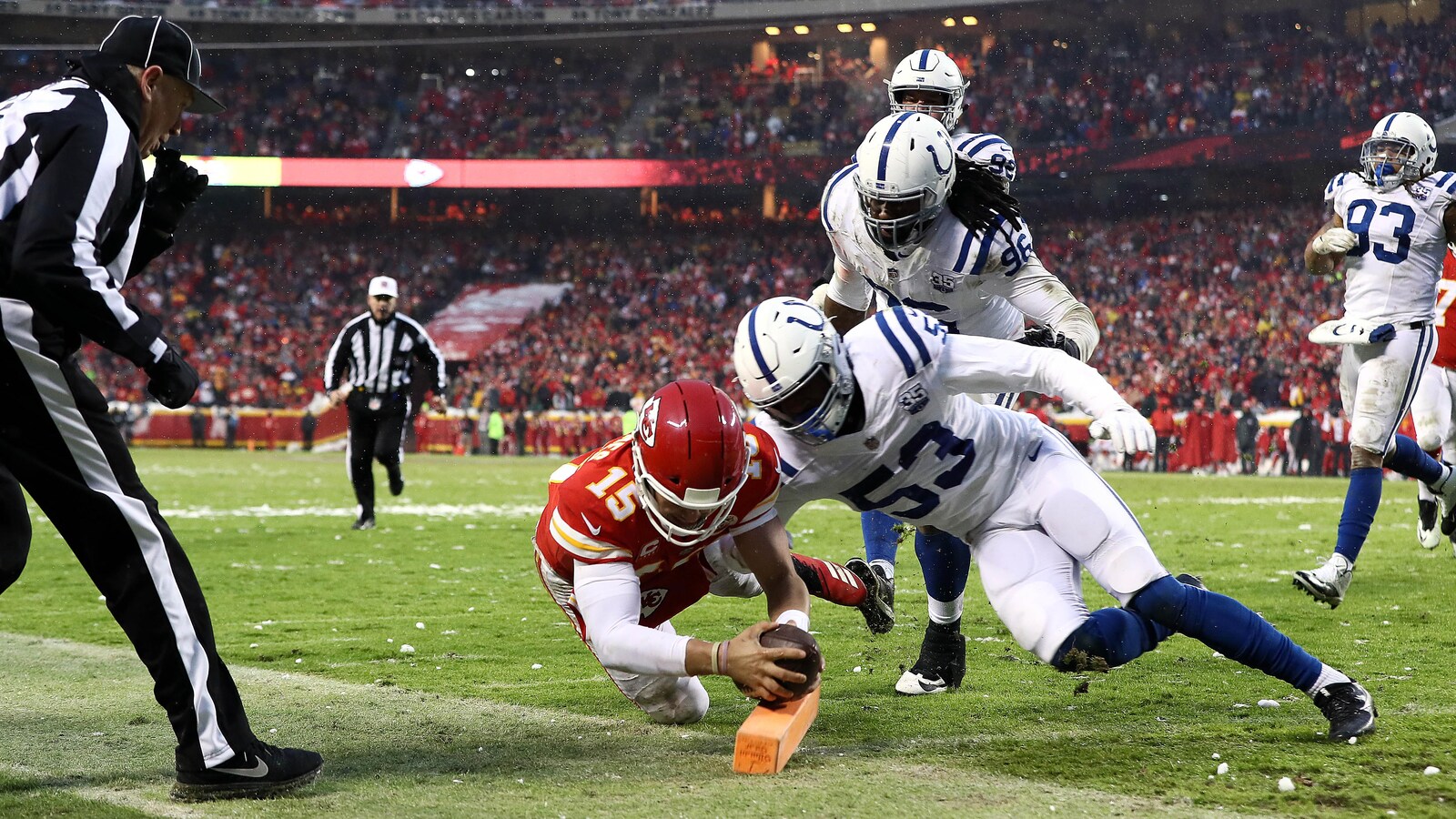 Patrick Mahomes (no 15) et Darius Leonard (no 53)