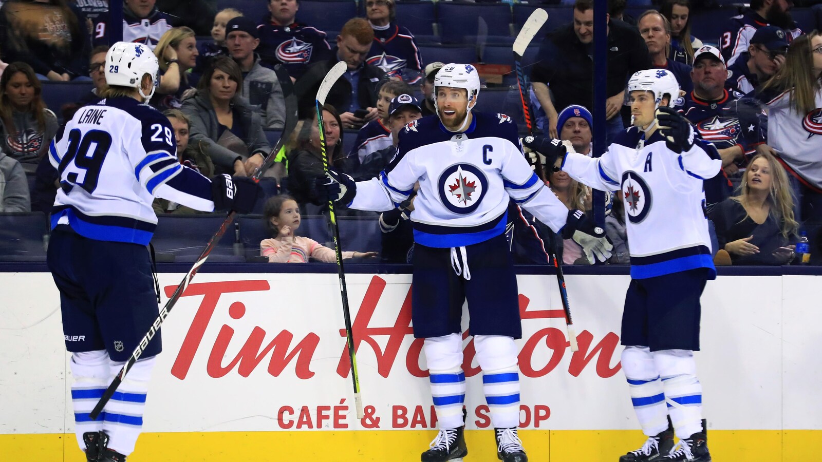 De gauche à droite : Patrik Laine, Blake Wheeler et Mark Scheifele