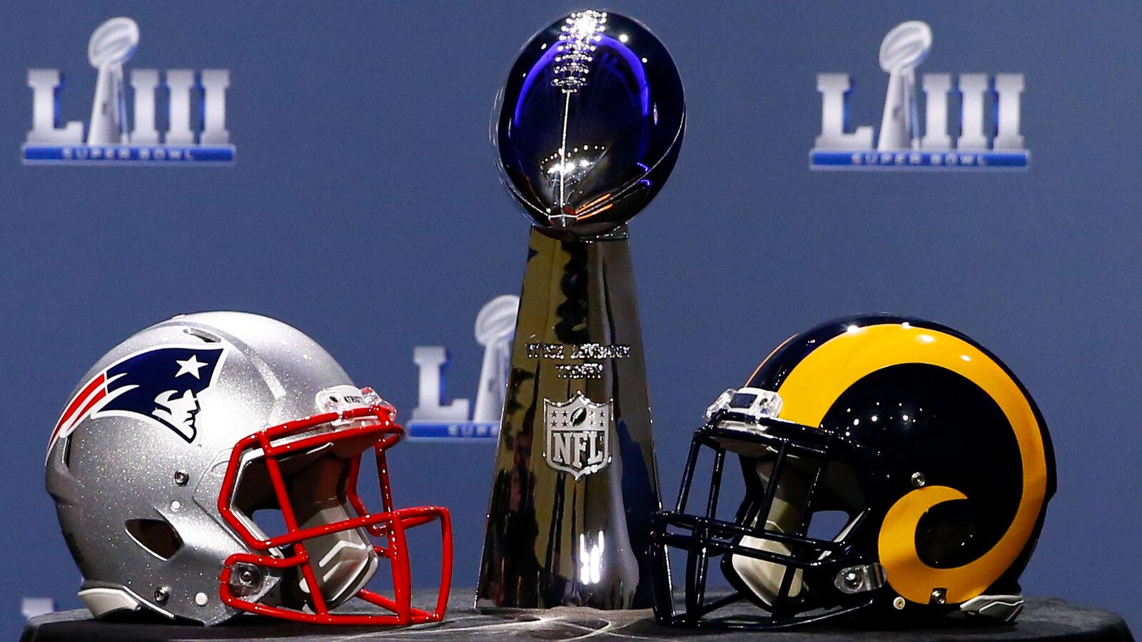 Les casques des Patriots de la Nouvelle-Angleterre et des Rams de Los Angeles présentés avec le trophée Vince-Lombardi, avant le Super Bowl LIII.