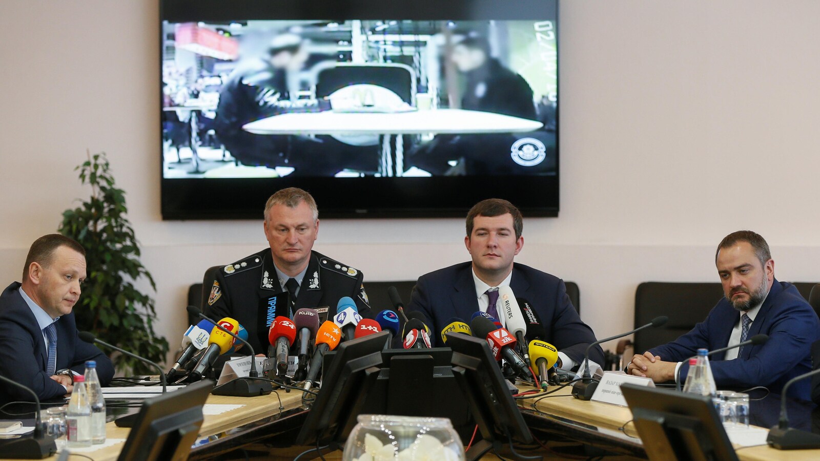 Le président de la Fédération ukrainienne de football, Andriy Pavelko (droite), et le chef de la police nationale Serhii Kniazev (2e à gauche) en conférence de presse au quartier général de la police à Kiev, en Ukraine.