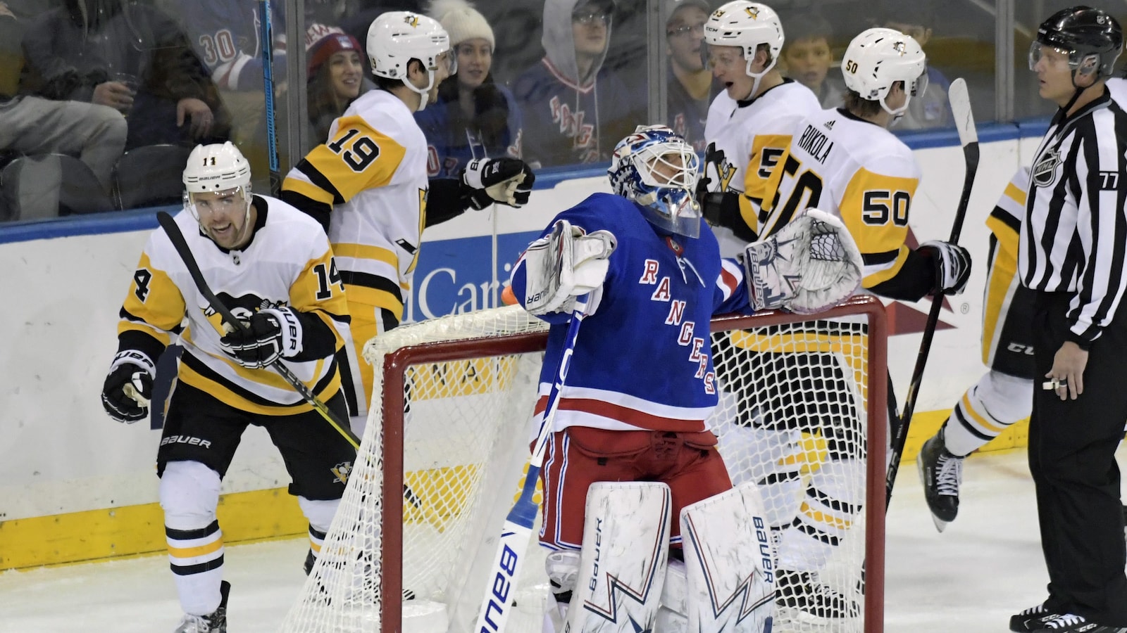Les Penguins se réjouissent du but de Tanner Pearson autour du filet de Henrik Lundqvist