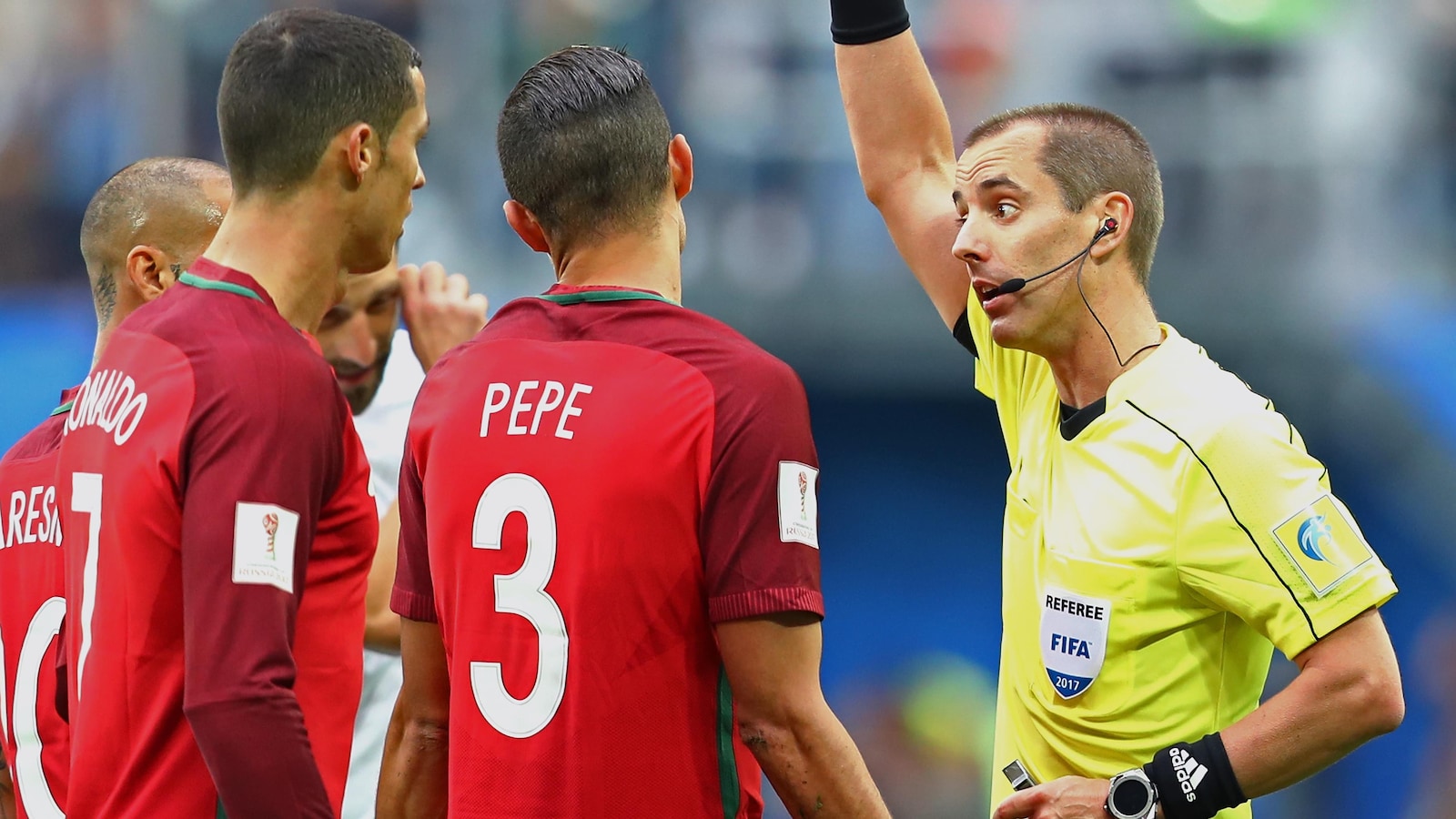 Pepe discute avec l'arbitre Mark Geiger.