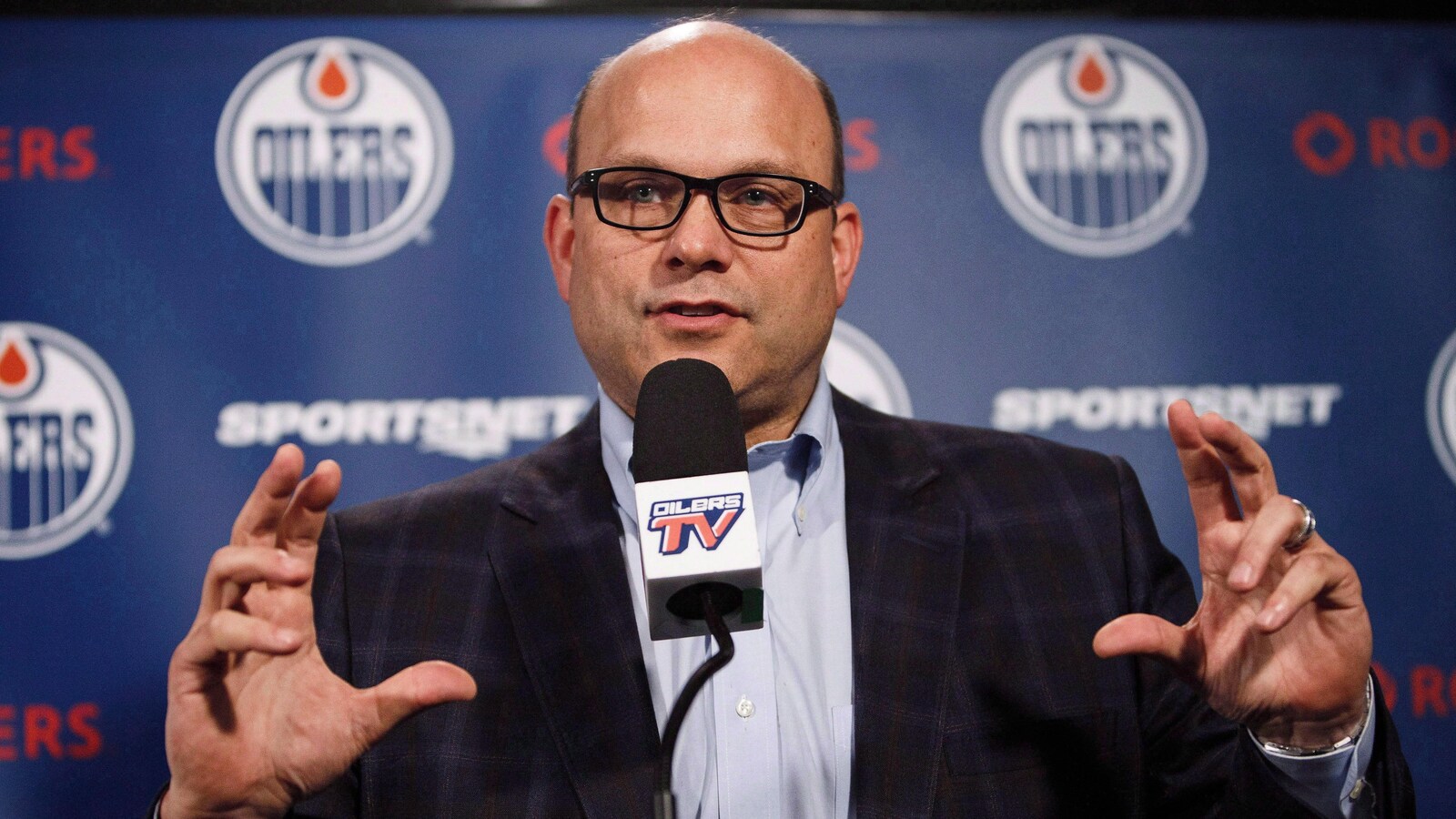 Chiarelli gesticule en s'adressant aux médias.