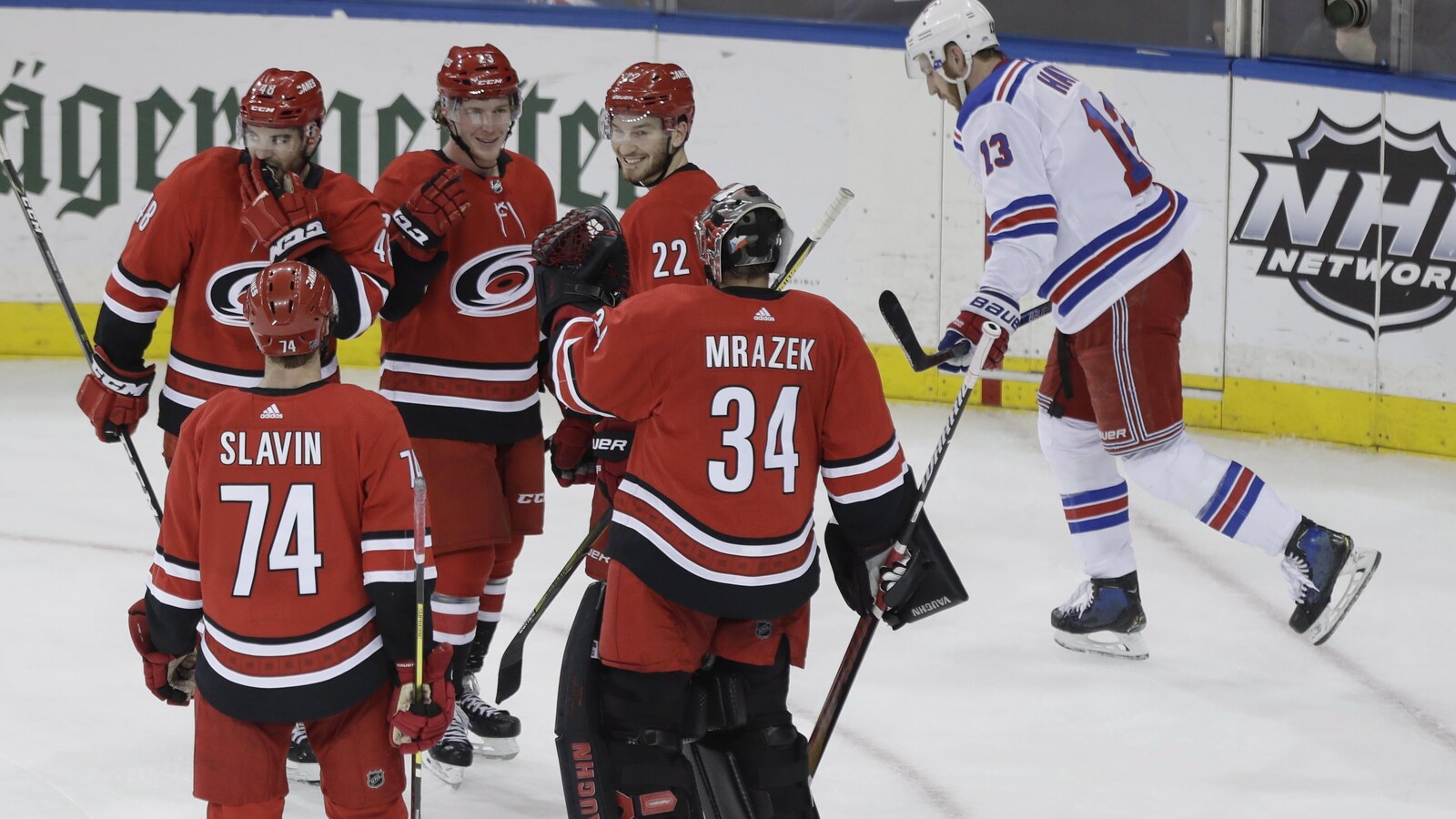 Le gardien Peter Mrazek félicite Brock McGinn (23), auteur d'un but dans un filet désert