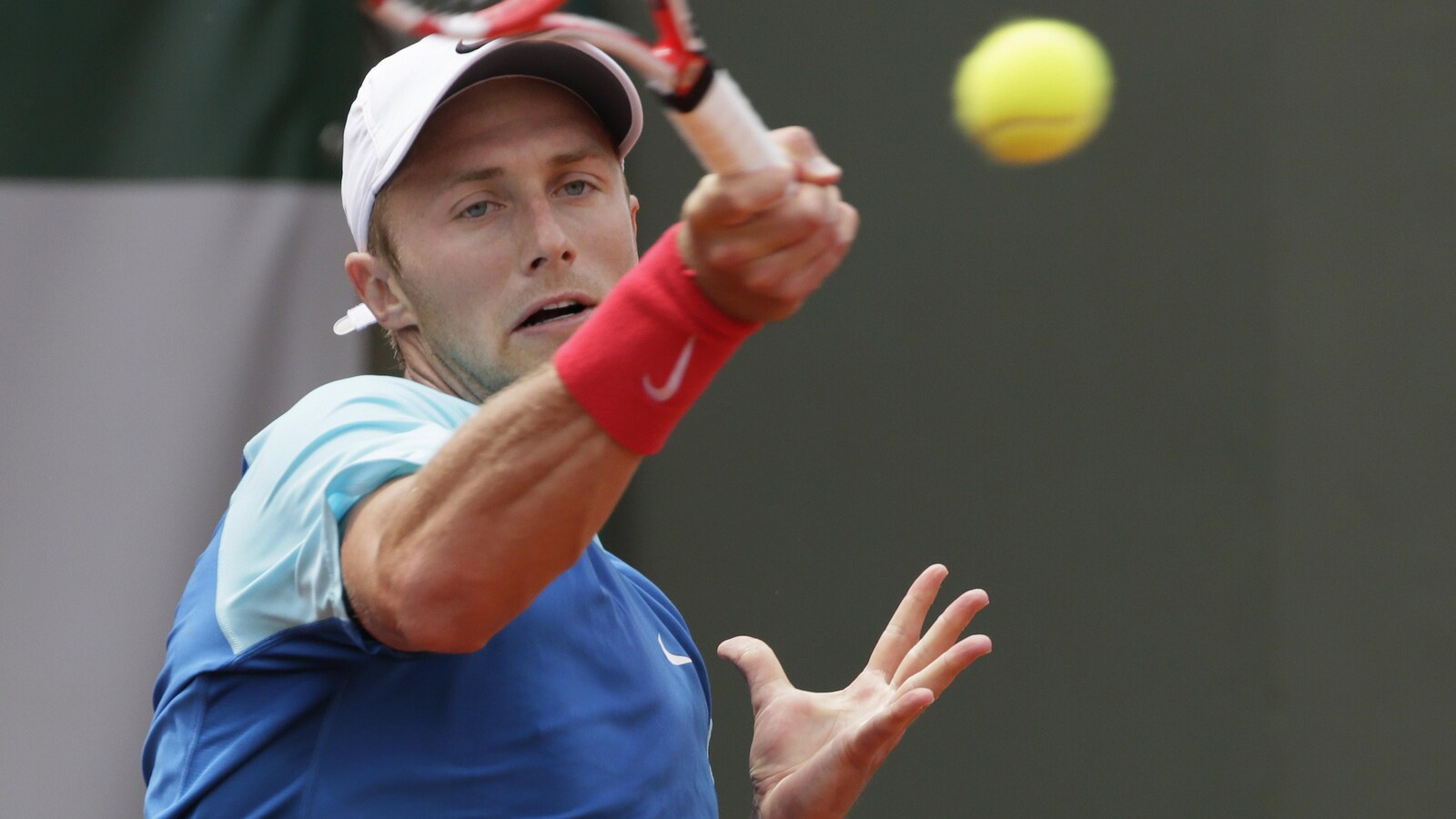 Peter Polansky frappe un coup droit lors des Internationaux de France.