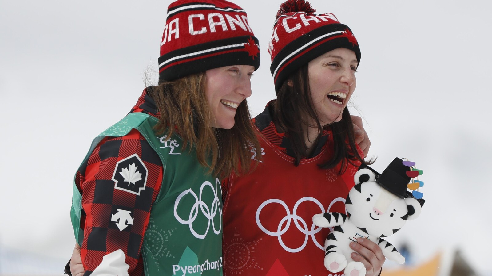 Elles sourient.