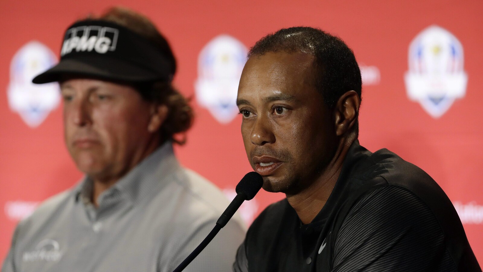 Phil Mickelson et Tiger Woods en conférence de presse, le 4 septembre 2018