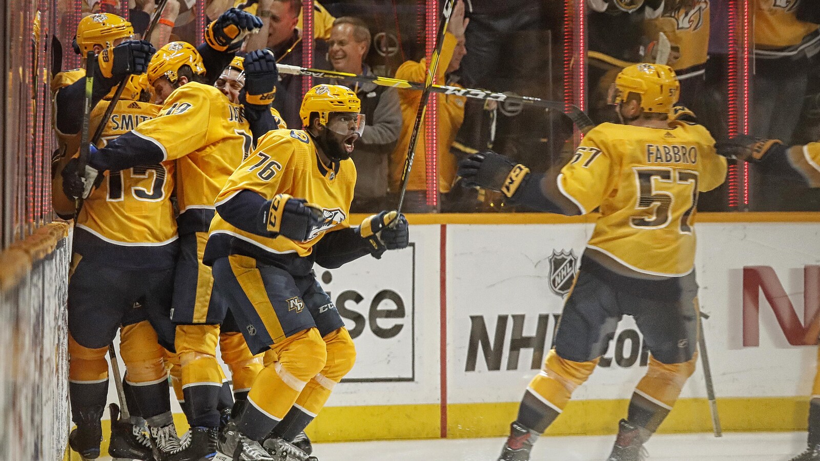 P.K. Subban (au centre) exprime sa joie après avoir vu son coéquipier Craig Smith marquer en prolongation.