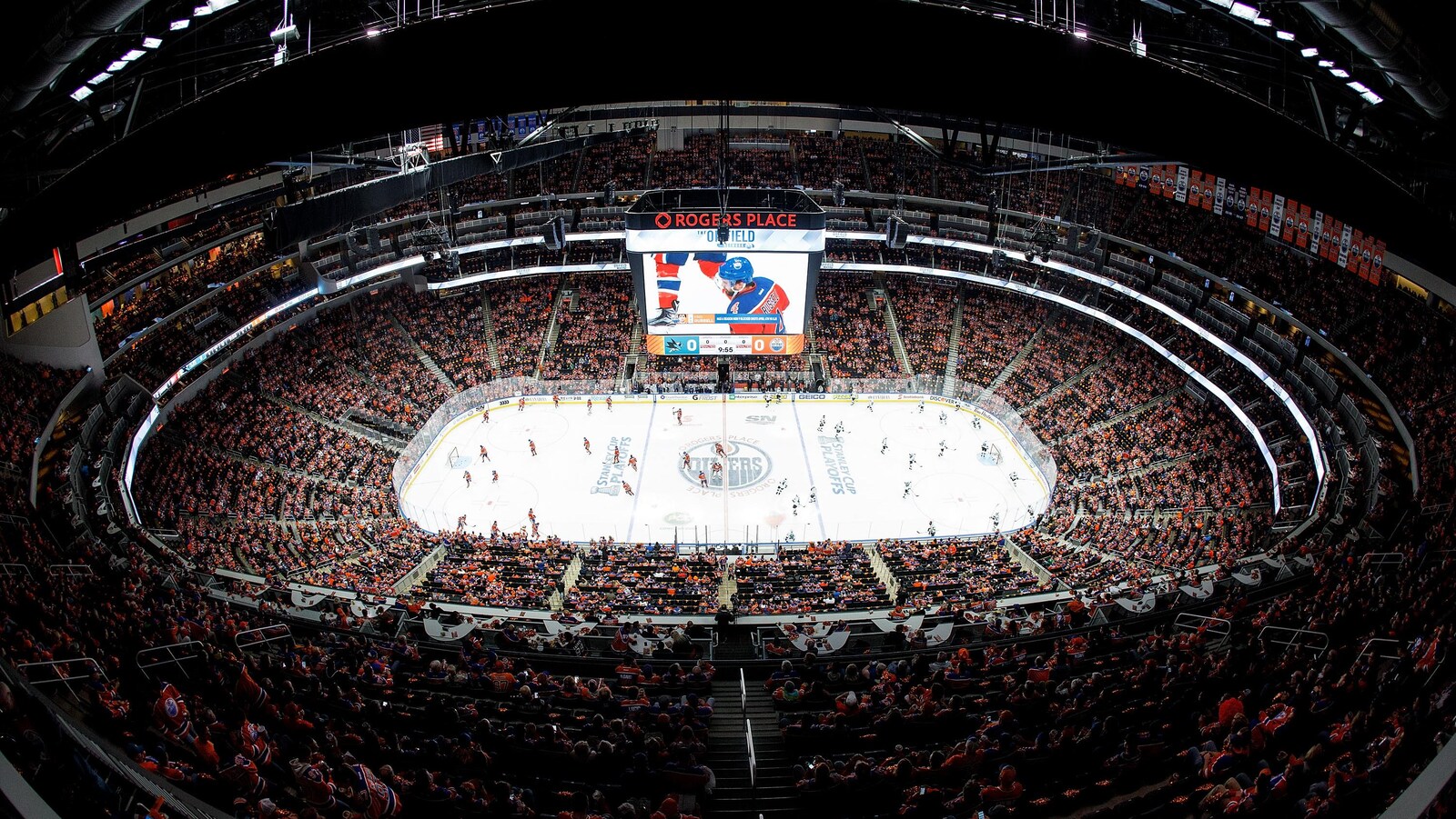 Vue de la patinoire et des gradins de la Place Rogers, lors d'un entraînement d'avant-match entre les Oilers et les Sharks.