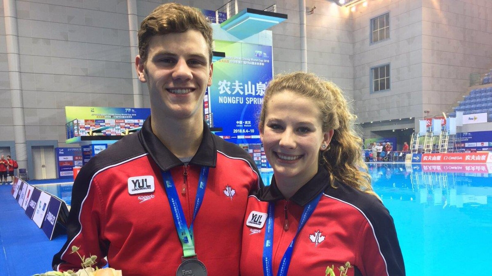 Les plongeurs prennent la pose avec leur médaille d'argent.
