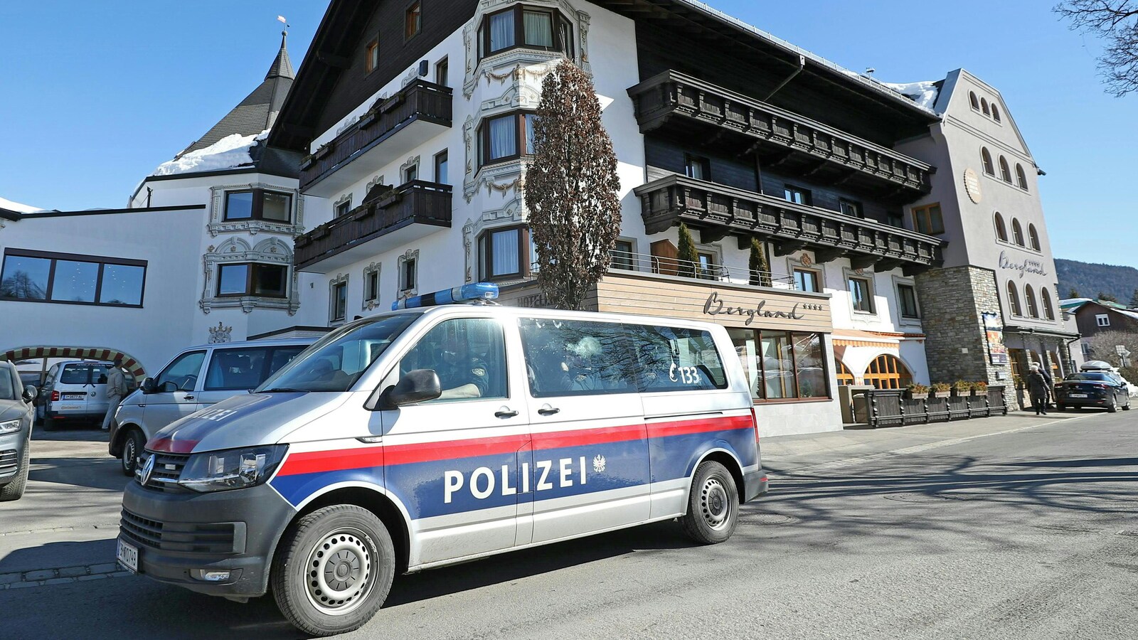 Une camionnette de la police locale devant l'hôtel qui accueille l'équipe autrichienne de ski de fond à Seefeld, pendant les Championnats du monde