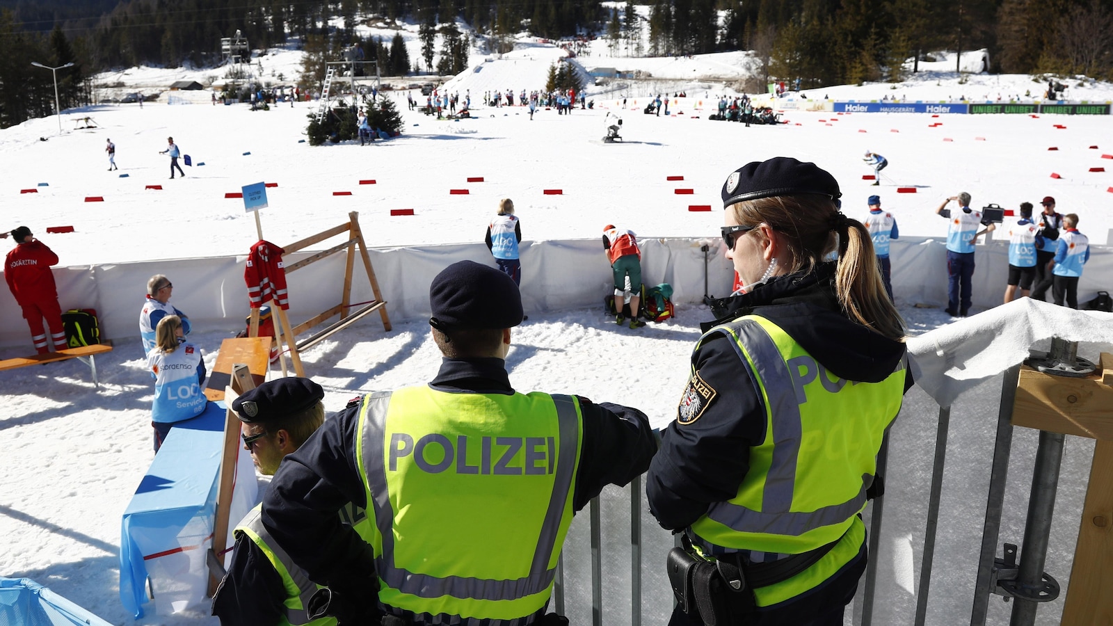 Des policiers autrichiens surveillent l'action dans la zone d'arrivée aux mondiaux de ski de fond à Seefeld.