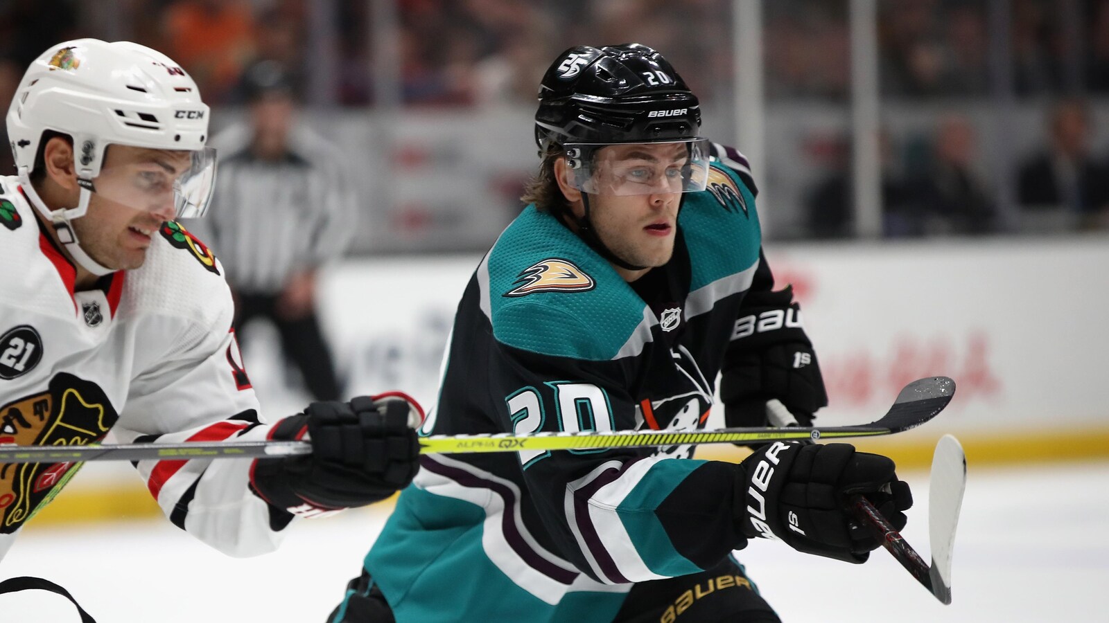 Pontus Aberg, à droite, lutte pour la rondelle avec Marcus Kruger.
