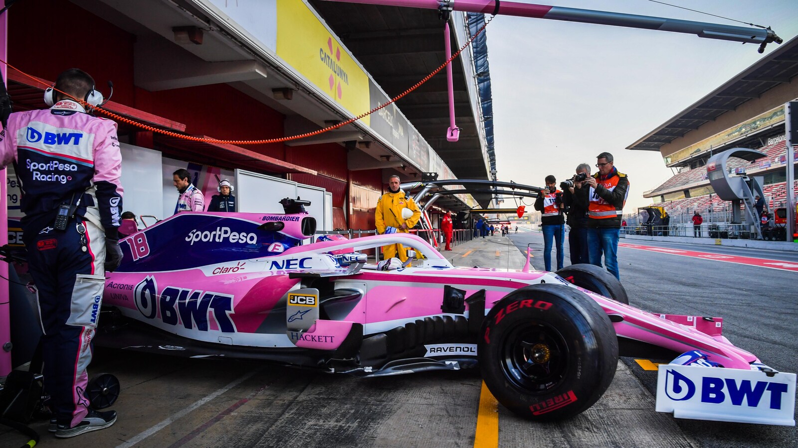 Lance Stroll sort du garage lors des essais d'hiver à Barcelone.