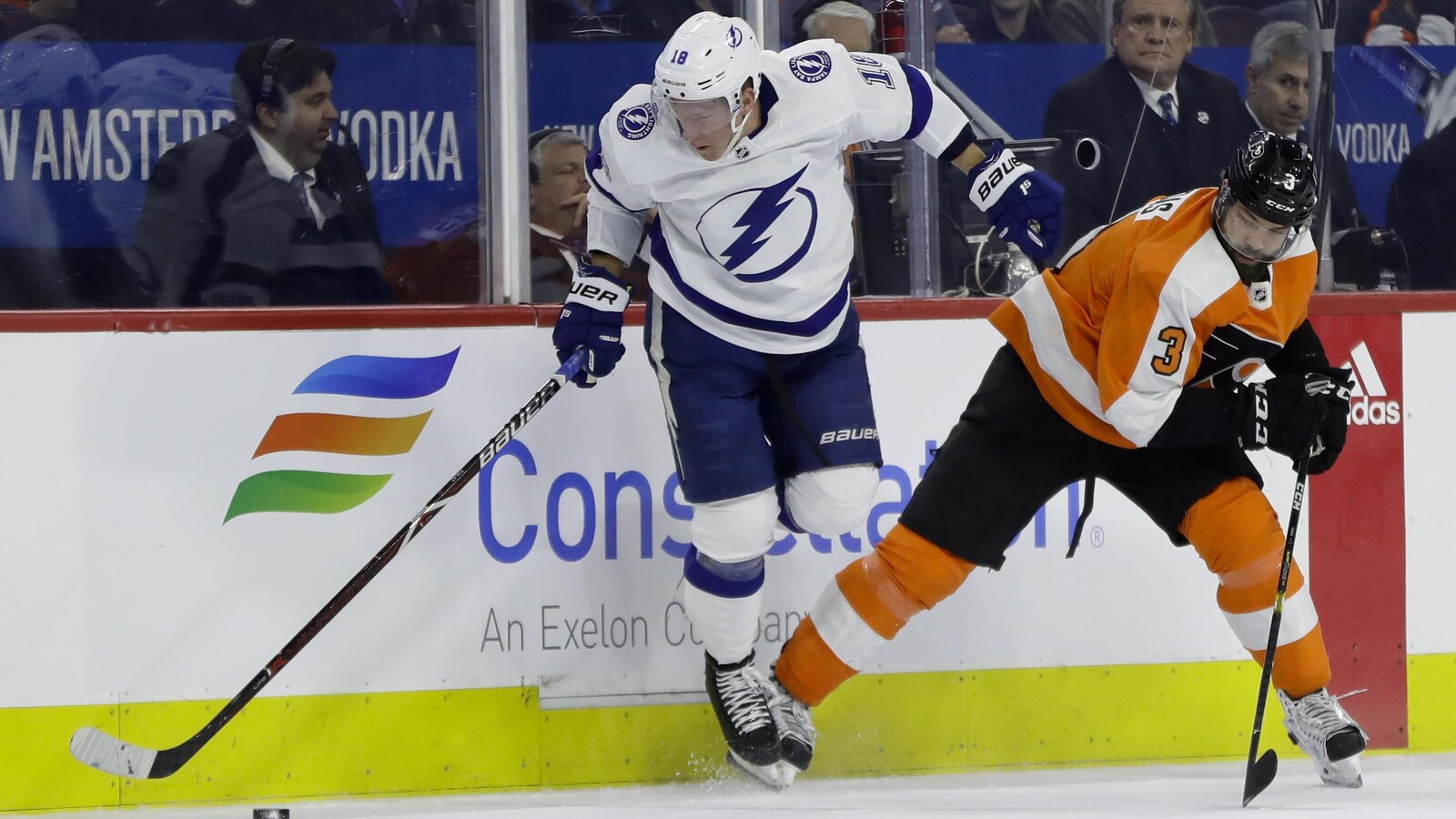 Radko Gudas (à droite) aux prises avec Ondrej Palat
