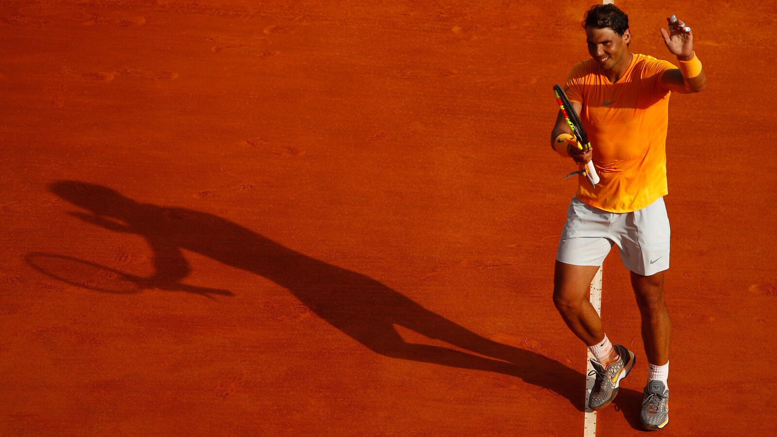 Rafael Nadal salue la foule après une victoire au Masters de Monte-Carlo.