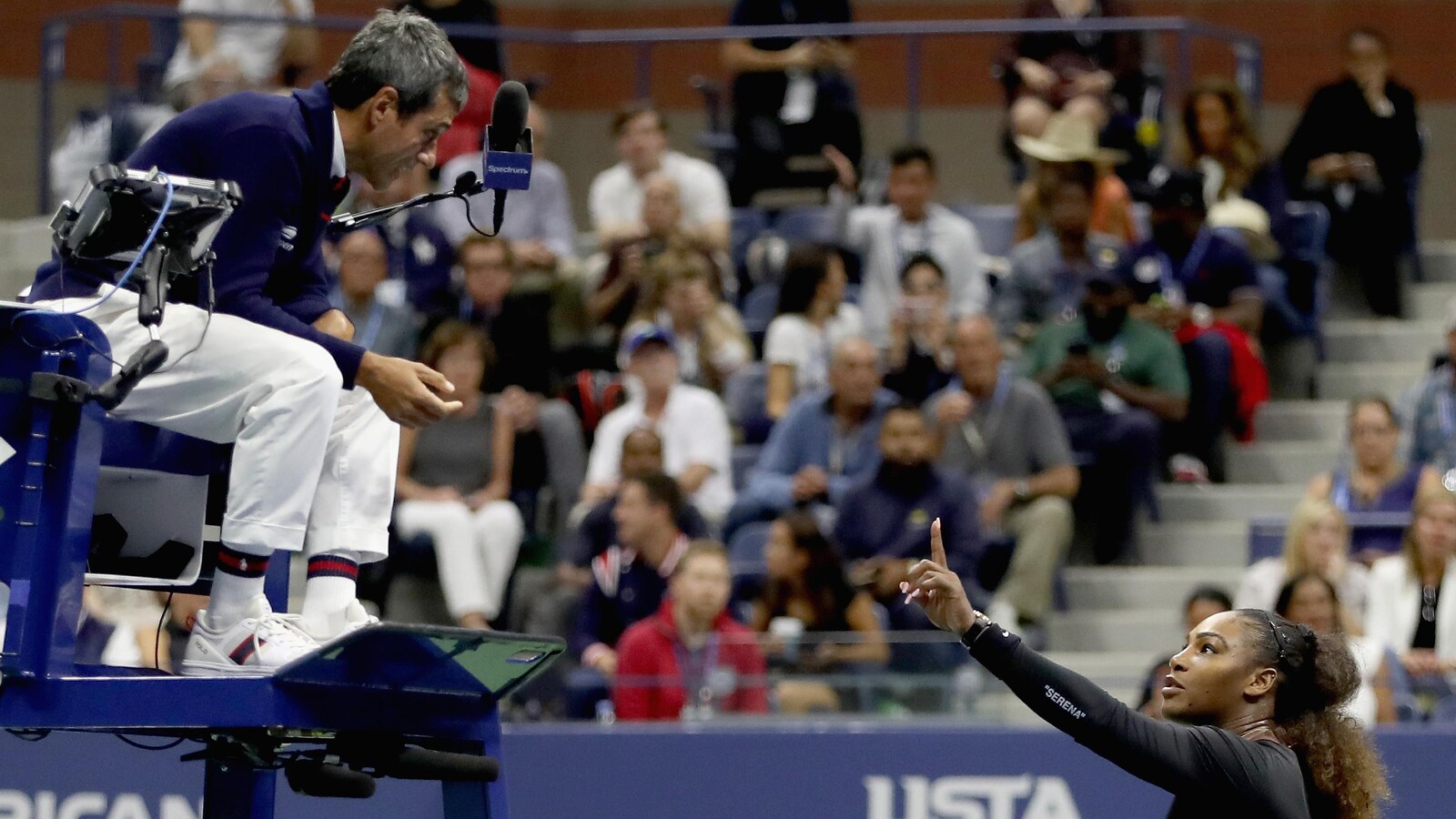 L'arbitre Carlos Ramos et Serena Williams.