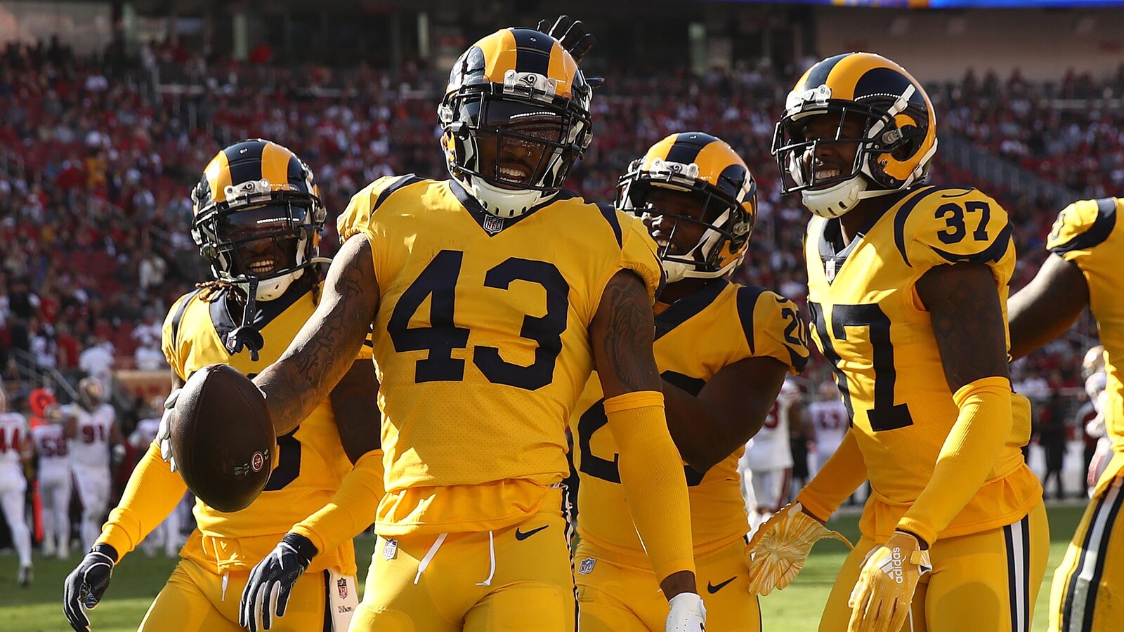 Les joueurs des Rams célèbrent une interception contre les 49ers.