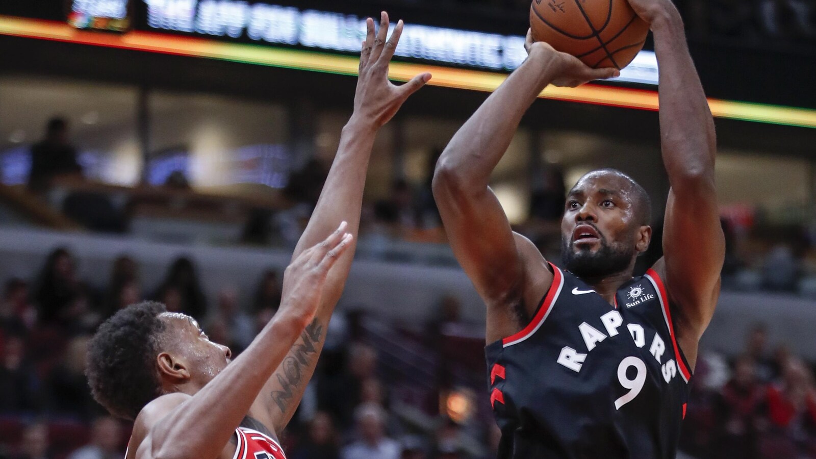 Wendell Carter fils et Serge Ibaka