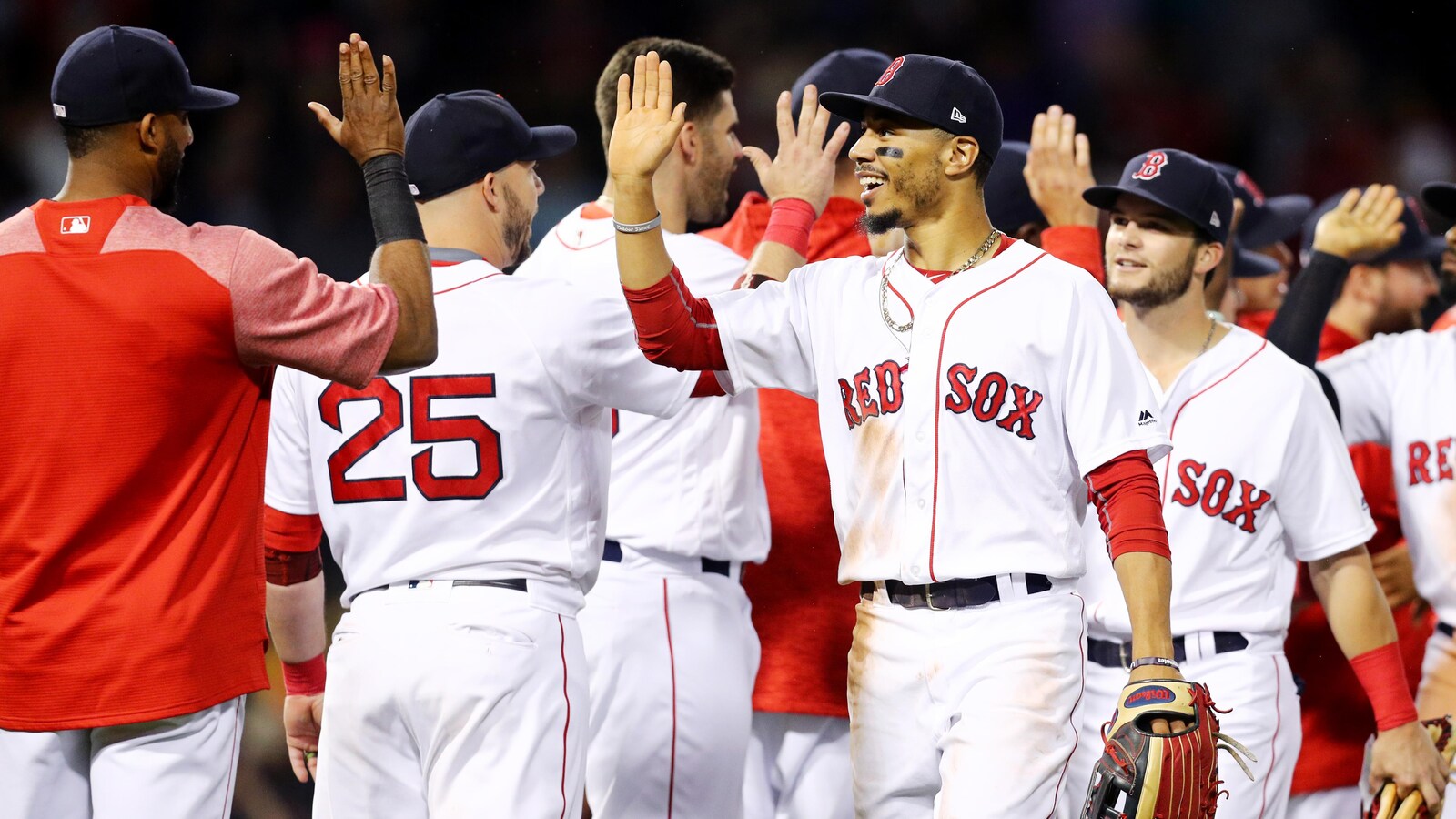Les Red Sox de Boston célèbrent leur victoire contre les Blue Jays de Toronto.