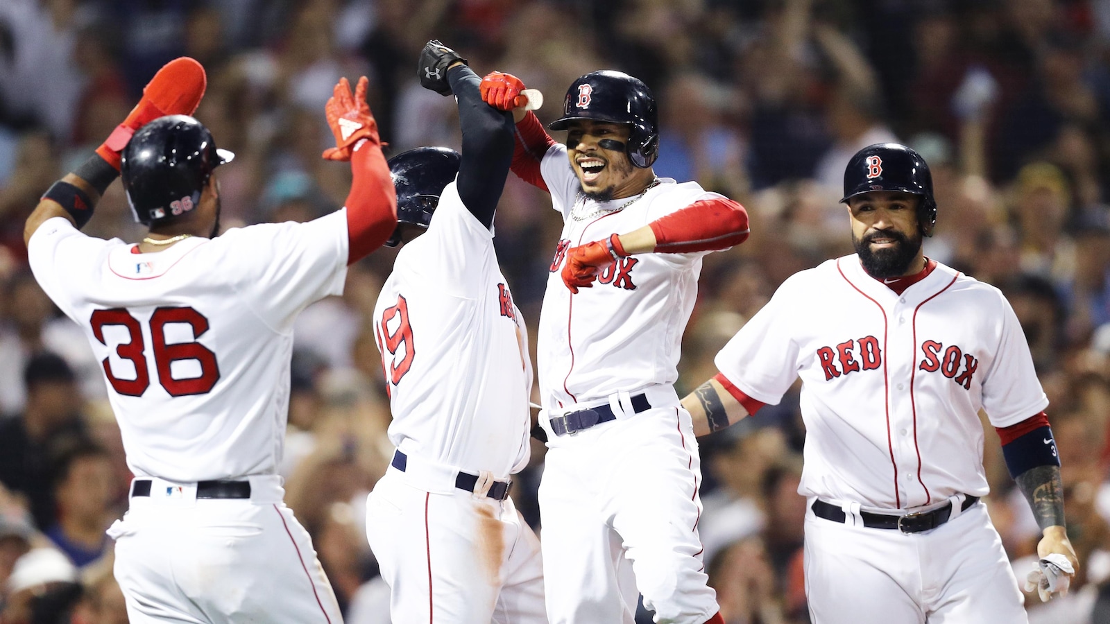 Les Red Sox célèbrent le grand chelem de Mookie Betts contre les Blue Jays.